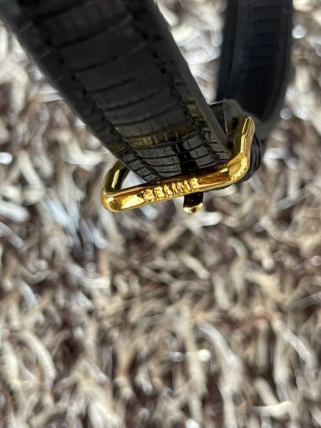 Celine MEDIUM TRIOMPHE BAG IN SHINY By croc มีรูปทรงเป็นกล่องคล้ายกับกระเป๋า Classic Box แต่มีการออกแบบโลโก้ที่สะดุดตาแบบวินเทจ ด้วยดีไซน์หรูหราและที่ดูโฉบเฉี่ยวเ้วยลงดลายcroc มีความคลาสสิคอย่างเต็มเปี่ยม ทำให้เป็นที่ดึงดูดความสนใจของสาวๆ ด้วยความคล่องตัว