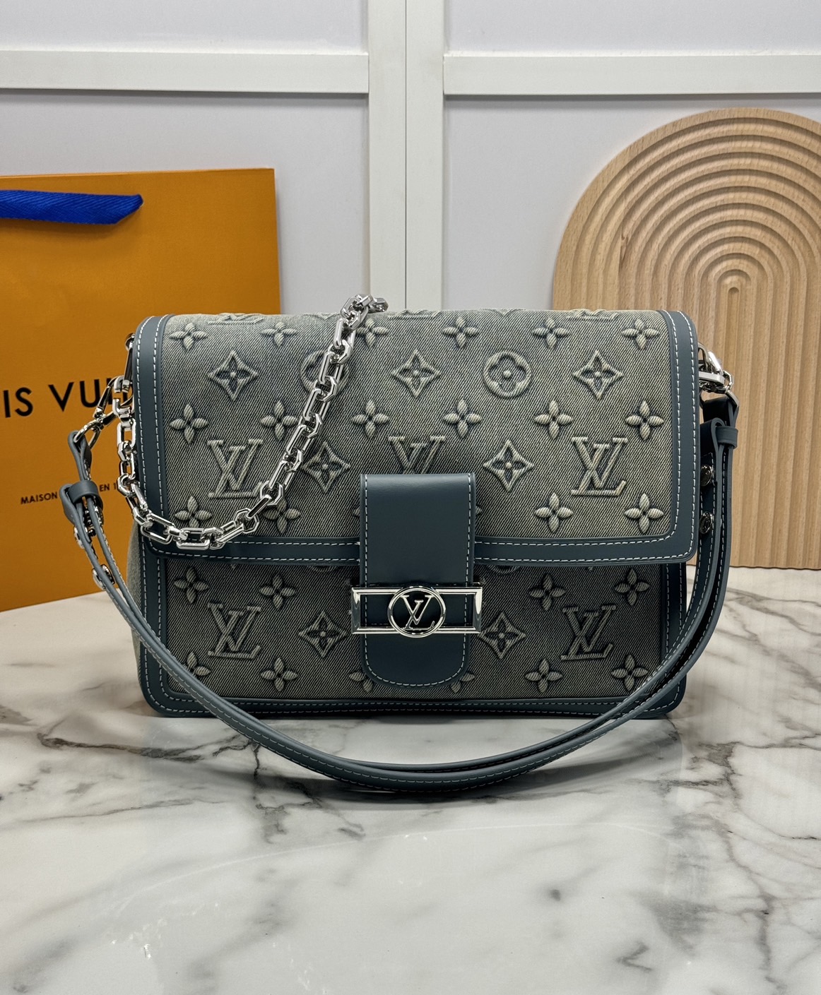 LV Dauphine 30 Monogram Denim Bag กระเป๋าสะพายทรงสวยใบใหญ่คลาสสิกเดนิมซีดสไตล์วินเทจ ปั้มนูนโลโก้ลายโมโนแกรม ใหม่ล่าสุด ส่งท้ายปีแบบสุดหรู กับกระเป๋าสะพายลุคคุณนาย
