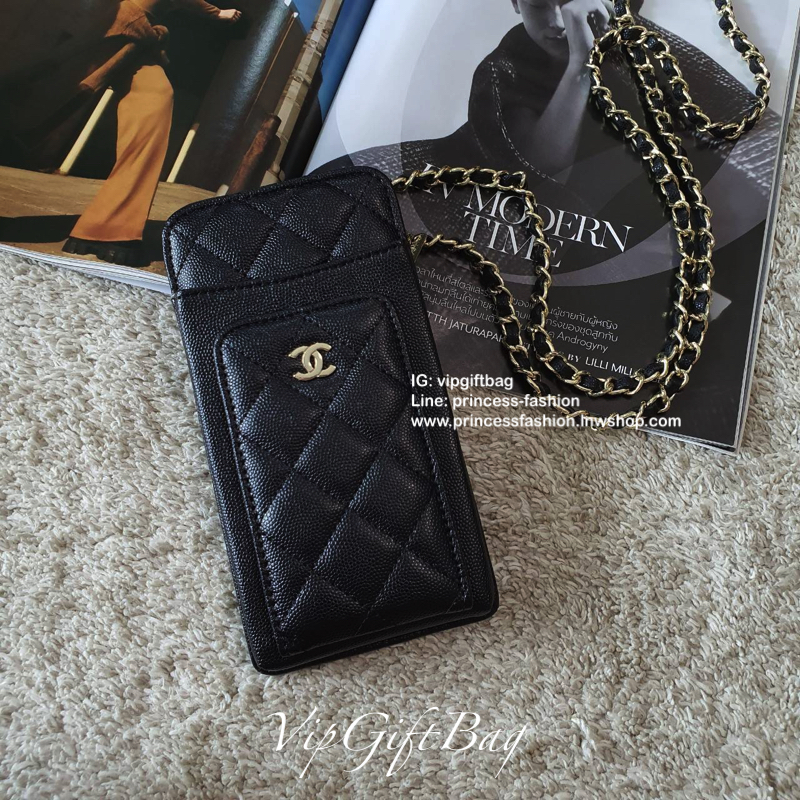 NEW ARRIVAL!! CHANEL VIP GIFT WOC BAG กระเป๋าสตางค์คล้องคอ/ Crossbody ที่กำลังมาแรงมาในตอนนี้ ตัวกระเป๋าเป็นกระเป๋าสตางค์หนังพียูลาย CAVIER **อะไหล่ทองทั้งใบ ด้านหน้าใส่ iphone+ ได้ เปิดปิดด้วยกระดุมแม่เหล็ก สามารถใส่บัตรได้อีก4ใบด้านใน พลิกมาด้านหลังมีช่