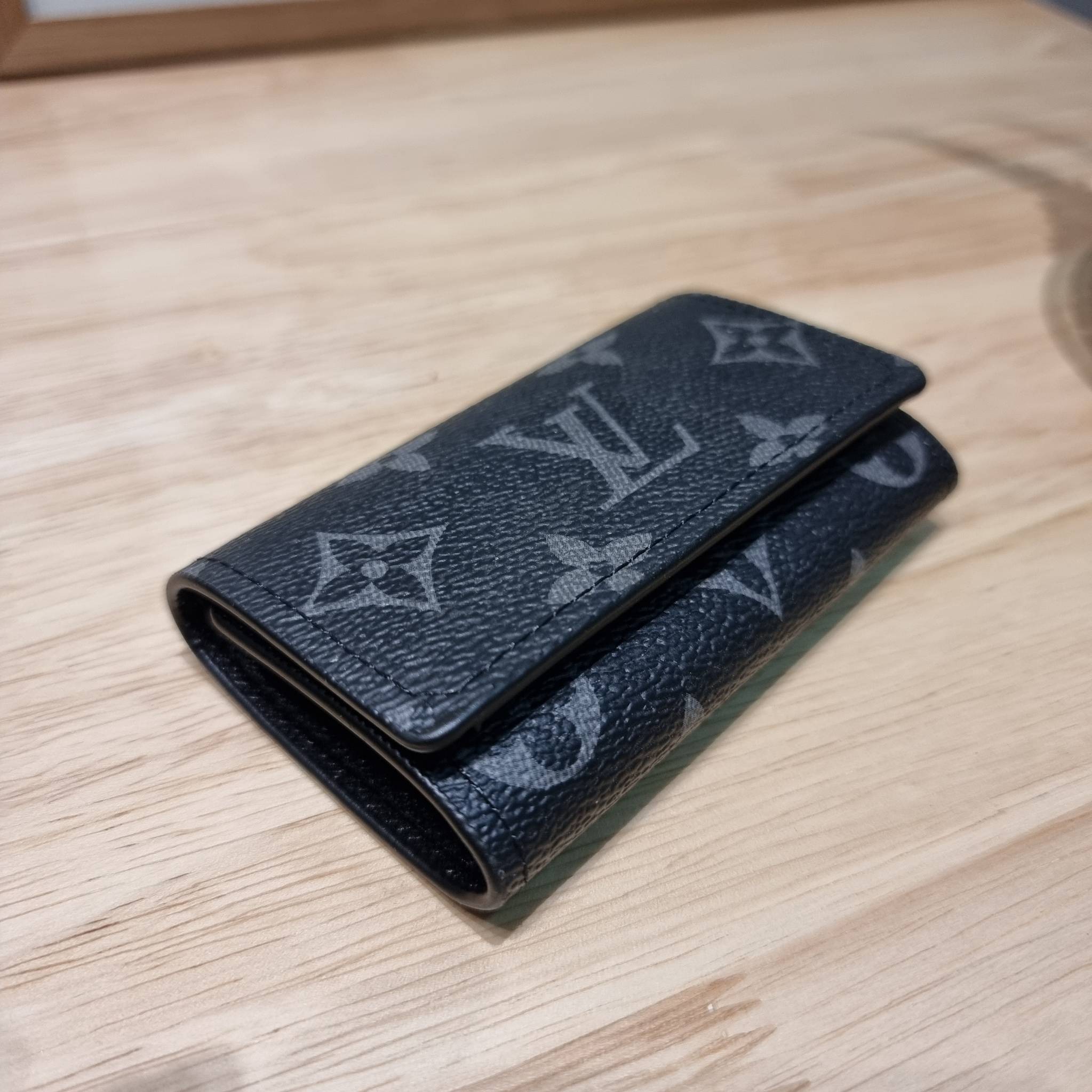 LV POCHETTE VOYAGE SET BAG / LV gift box สุดยอดไอเท็มใน box set ที่เหมาะแก่การเก็บสะสม หรือจะส่งให้เป็นของขวัญในช่วงปีใหม่ก็ดีงามที่สุด จัดให้ทั้งกระเป๋าคลัทช์สีคลาสสิค กระเป๋าเก็บกุญแจ ที่จัดสรรให้พกพาได้ง่ายไม่เกะกะ และเข็มขัดเข้าเซ็ทคุมโทนได้ดีเยี่ยม แ