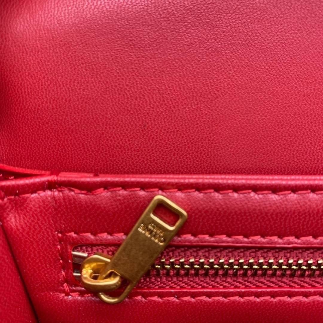 TEEN 18cm : CELINE TEEN TRIOMPHE BAG IN SHINY CALFSKIN / Celine Triomphe Bag / Celine Bag พร้อมส่ง 7 สี เกรดออริ 1:1 กระเป๋าแบรนด์หรูที่ควรมีแห่งปี รูปทรงสี่เหลี่ยมรุ่นฮอตฮิตของเหล่าดาราและเซเลบทั้งหลาย ดีไซต์เรียบหรู