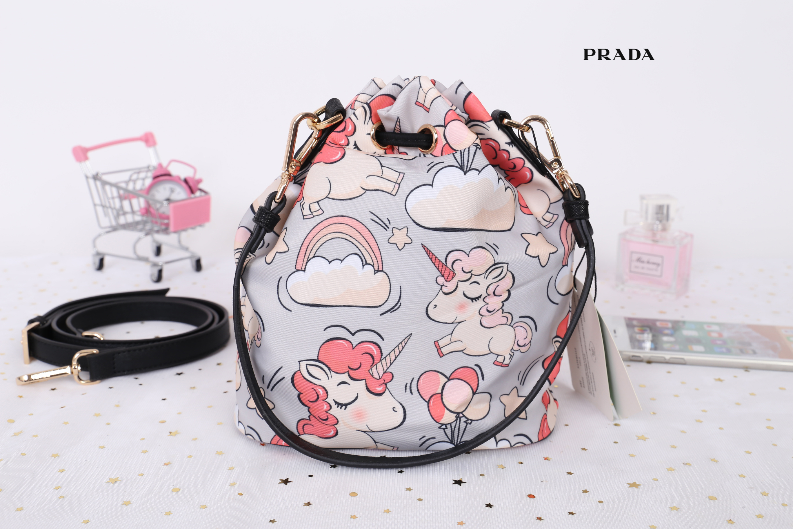 Prada bucket bag Premium gift New in! กระเป๋าถือหรือสามารถสะพายข้าง ทรงขนมจีบ สุดน่ารักดีไซน์ใหม่ super cute! วัสดุ nylon เนื้อหนา อะไหล่ทองด้านหน้ามีโลโก้แบรนด์ พร้อมช่องซิป กระเป๋า เปิดปิดแบบ drawstring ภายในกระเป๋าโล่ง ใส่ของได้จุ พร้อมสายยาวลาย saffia