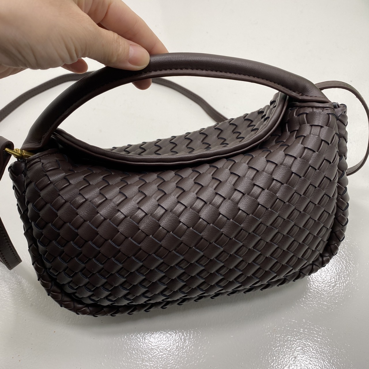 BOTTEGA intrecciato leather Snap Handle Handbag กระเป๋าถือ/สะพาย ดีไซส์สานเป็นเอกลักษณ์ หูจับในตัว หนังสวยงาม เกรดออริ สลับแท้ 1:1 ใช้งานต่างประเทศได้