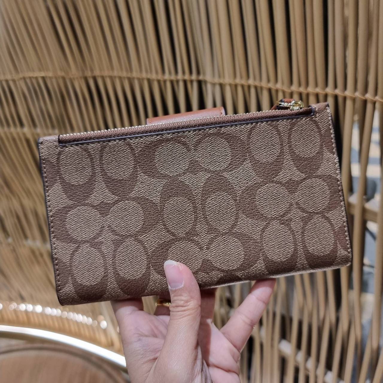 พร้อมส่ง 7 สี COACH C2874 TECH WALLET IN COLORBLOCK SIGNATURE CANVAS จัดให้สีใหม่ก่อนใคร!! ดีไซน์ใหม่ คอลเลคชั่นสวยหรู กระเป๋าสตางค์พร้อมสายคล้องมือ ง่ายต่อชีวิตมากจ้า!! มันดีอะไรเบอร์นี้ ใส่ได้ทั้งบัตร และโทรศัพท์ก็ใส่ได้ทุกรุ่น แถมยังมีช่องซิปแยกไปอีก ช