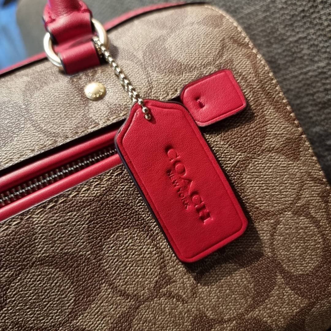 COACH F83607 ROWAN SATCHEL IN SIGNATURE CANVAS กระเป๋าทรงหมอนยอดฮิต คลาสสิคใช้งานได้ไม่มีเบื่อ มาครบสีขายดี ด้วยรูปทรงสวยงาม และใช้งานได้อย่างกระฉับกระเฉง วัสดุหนังแคนวาสเคลือบลาย ทนทาน ภายในโล่งกว้าง มีช่องซิปและแบ่งสัดส่วนได้ลงตัว บอกเลยว่าสาวๆพลาดไม่ได