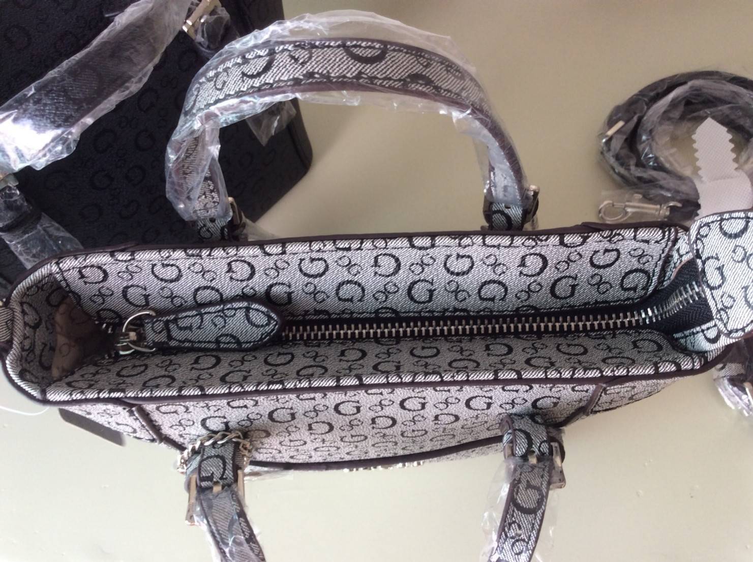 Don’t Miss! GUESS CATE MINI CROSS BODY BAG กระเป๋าถือหรือสะพายรุ่นที่ฮิตและขายดีที่สุดจาก GUESS FACTORY หนัง Saffiano ลาย GUESS Signature สวยอยู่ทรง ขนาดกำลังดี น้ำหนักเบา ด้านหน้าประดับโลโก้พร้อมพวงกุญแจโลโก้แบรนด์ห้อยที่หูกระเป๋าถอดเเยกใช้ได้ เปิดปิดด้ว