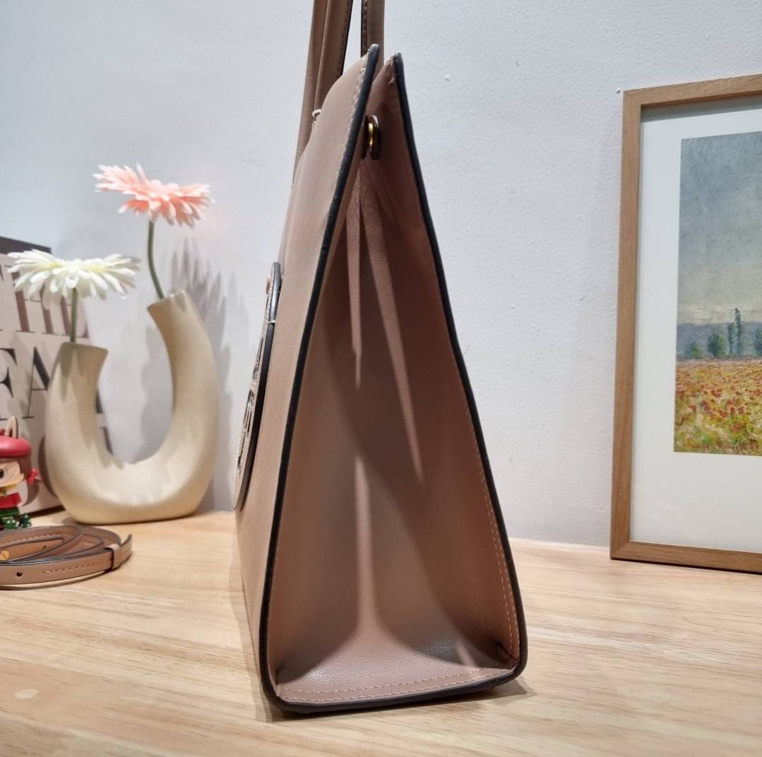 TORY BURCH ECO ELLA TOTE BAG / TORY TOTE BAG พร้อมส่ง 3 สี กระเป๋าสะพายทรงโท้ท ขนาดกำลังสวย จุของได้เต็มที่ รูปทรงคลาสสิคชวนใช้ โดดเด่นด้วย patch โลโก้ คอลเลคชั่นน้องใหม่ ส่งมาให้สาวๆได้ใจฟูอีกหนึ่งไอเท็ม