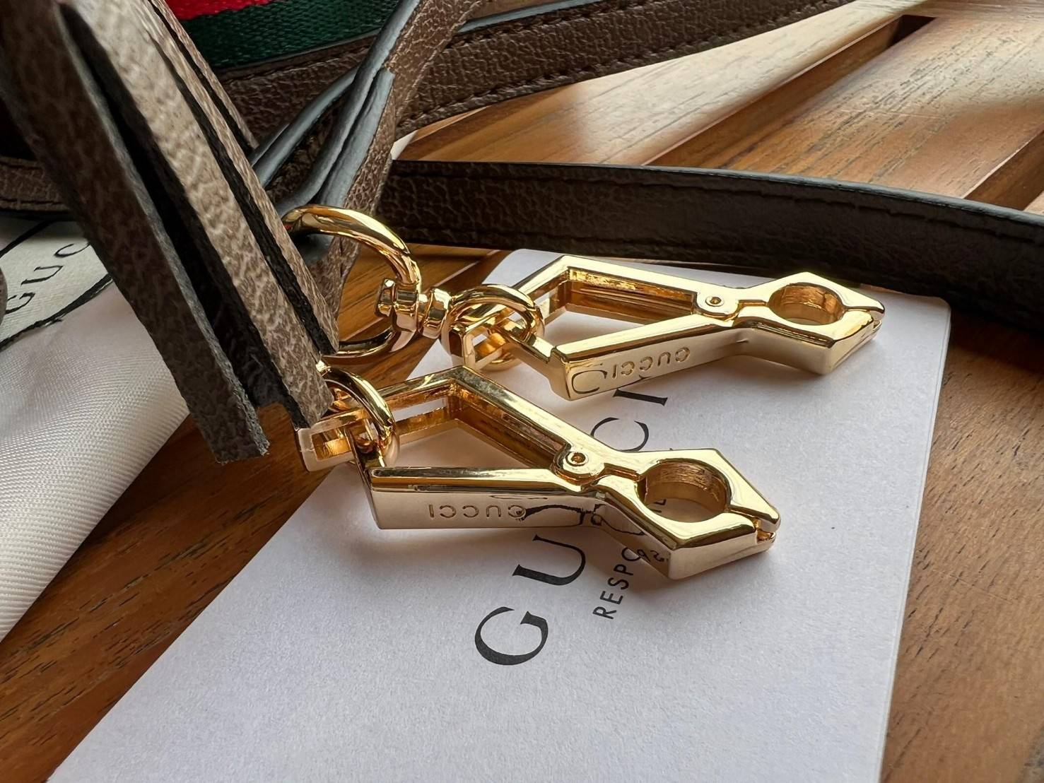 GUCCI Ophidia mini small GG bucket bag กระเป๋าถือหรือสะพายข้าง ขนาดเล็ก ทรงขนมจีบ วัสดุผ้าใบ+หนังแท้ พร้อมแถบลายทางสีเขียวและสีแดงด้านล่าง ด้านในโล่ง มี1ช่องเล็ก สายยาวถอดสายไม่ได้ ปรับระดับได้ ใบนี้เรียบหรูดูดีสุดๆไม่ควรพลาดค่า