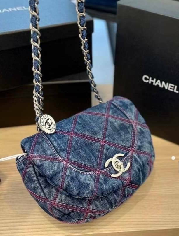 CHANEL 2022 COCO BEACH Denim Saddle bag / CHANEL Mini Flap Bag Denim Pearl Silver งานเดนิมน่ารักๆแบบเท่ๆ ไปเลยค่า พร้อมส่งที่ไทย จำนวนจำกัด สินค้าต้องมีติดตัวเลยค่าา! กระเป๋าคล้องไหล่หรือสามารถสะพายแบบครอสบอดี้ร์ได้ วัสดุเดนิมทั้งใบ สายสะพายแบบโซ่สวยงาม ข
