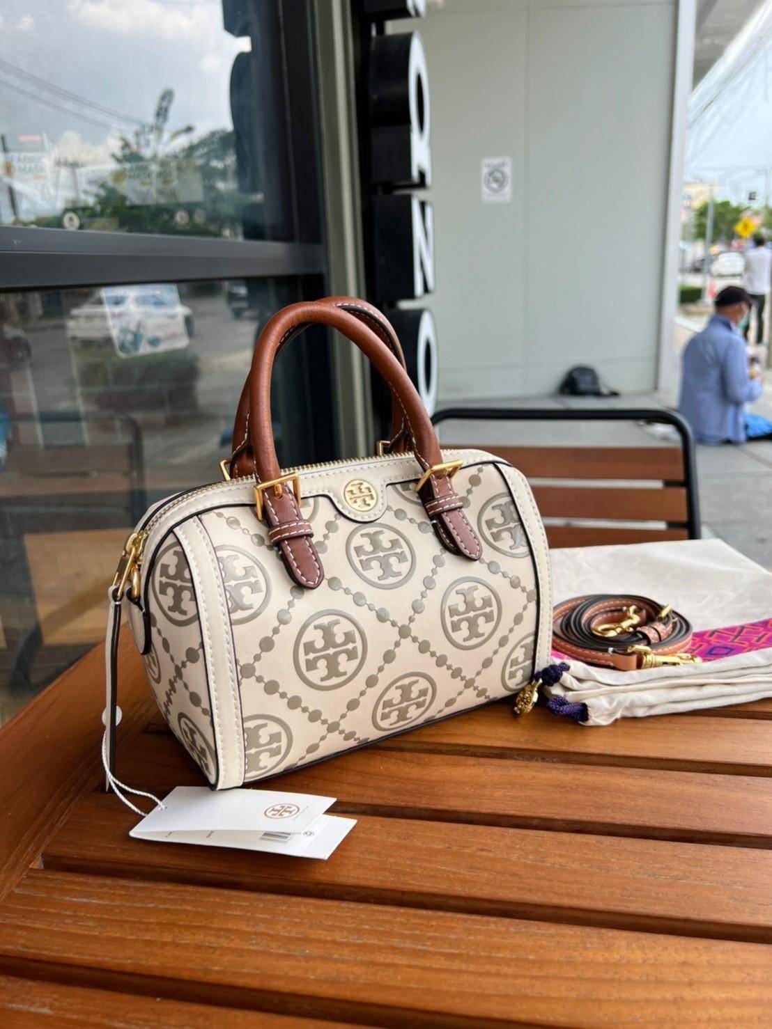 Tory Burch T-Monogram Mini Embossed Wine Bucket Bag / Tory Burch Mini Bucket กระเป๋าถือหรือสะพายไหล่ ทรงหมอนขนาดเล็ก ประดับด้วยลวดลายอันเป็นสัญลักษณ์ของแบรนด์ ถูกประดิษขึ้นด้วยความพิถีพิถันวัสดุหนังอย่างดี ด้านในบุด้วยหนังไมโครซูแอคเนื้อนุ่มทำความสะอาดง่า