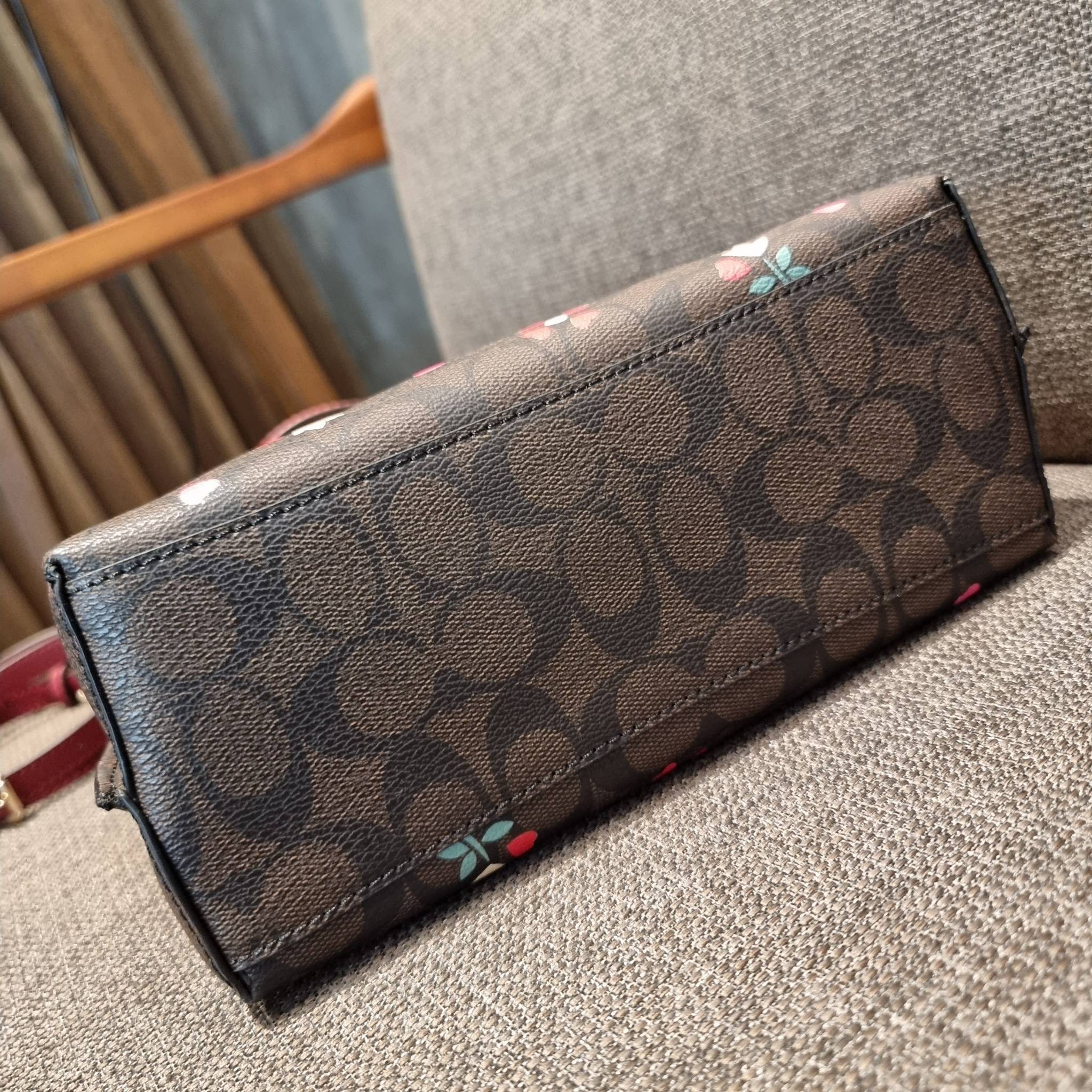 COACH C4250 MOLLIE TOTE 25 IN SIGNATUE CANVAS WITH HEART FLORAL ดีไซน์ใหม่ล่าสุด กระเป๋าโท้ทไซส์เล็กที่สาวๆต่างก็ต้องปักใจรัก รอบนี้น้องถูกเติมแต่งลวดลายดอกไม้ เพิ่มดีเทลความน่าใช้ไปอีก วัสดุหนังแคนวาส ทนทาน ภายในโล่งกว้าง มีช่องซิปกลางใส่ของได้ ขนาดกำลัง