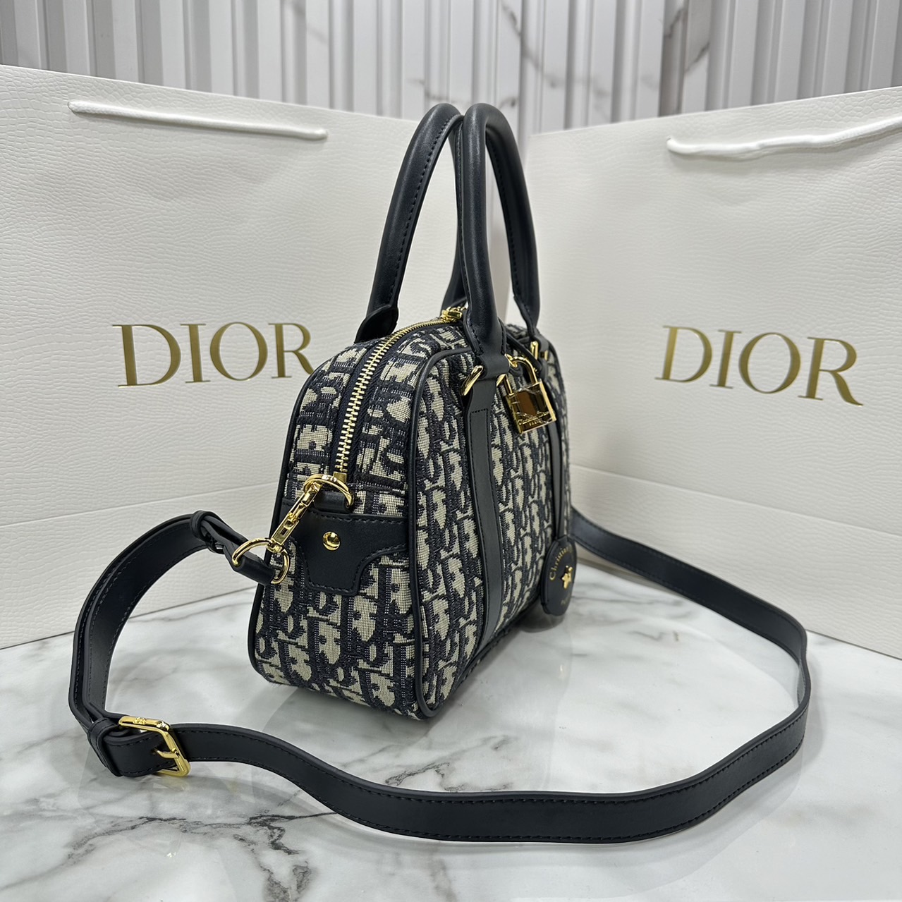 DIOR D-Vibe Bowling Bag Oblique jacquard fabric in blue กระเป๋าทรงหมอน ทรงโบว์ลิ่งทันสมัยและปราดเปรียว ใช้งานง่ายจุของได้เยอะ สวยงามเป็นเอกลักษณ์ เกรดท็อปไฮเอน 1:1 ใช้งานต่างประเทศได้