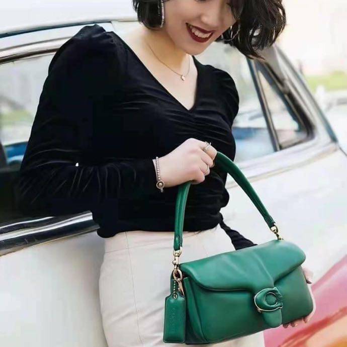 COACH PILLOW TABBY SHOULDER BAG 26 ไซส์ใหญ่ จุของได้ล้นๆ มาใหม่ขายดีที่สุด หนัง nappa หนานิ่ม นุ่มมากๆ พร้อมโลโก้รุ่นใหม่ด้วยเช่นกัน เพิ่มความหรู ดูดีเข้าไปอีกค่ะ