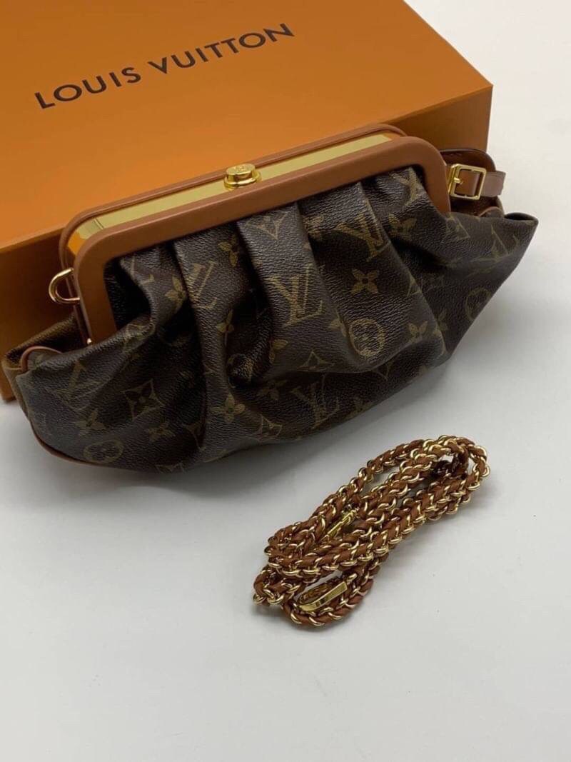 VIP GIFT 】หนังแท้ LOUIS VUITTON Boursicot EW Monogram Canvas กระเป๋าที่ดูโดดเด่นที่สุดในแฟชั่นโชว์ Louis Vuitton Spring-Summer 2020 กระเป๋า Boursicot ใบนี้เป็นการออกแบบสไตล์ Vintage-Inspired ที่ไม่ซ้ำใคร กระเป๋าทำจากผ้าแคนวาสลายโมโนแกรมที่เป็นเอกลักษณ์ของ