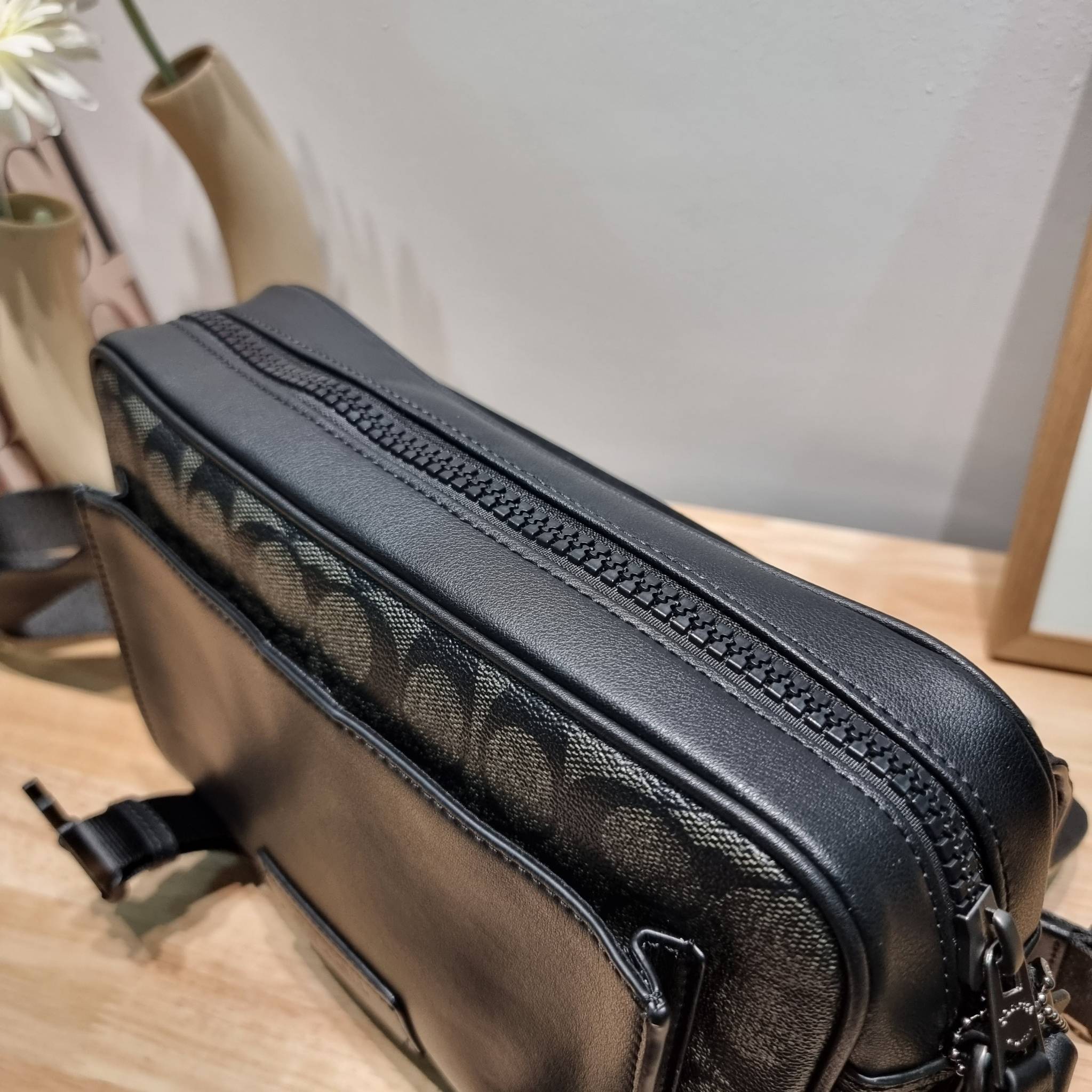 Coach Track Crossbody In Signature Canvas C3747 หล่อบอกต่ออีกหนึ่ง กระเป๋าสะพายทรงแมสเซ็นเจอร์ รุ่นเอาใจหนุ่มๆ ดีไซน์คลาสสิค สุดหรู ดูแพง วัสดุหนังแท้สลับหนังแคนวาส ฝากระเป๋ามีตัวล็อคแน่นหนา เปิดมามีซิปปิดกันหล่นได้อีก ด้านหลังมีช่องย่อย ภายในโล่งกว้าง แบ