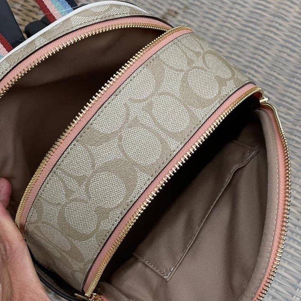 COACH Mini Court Backpack In Signature Canvas With Butterfly / With Radish C8259 C8257 🌈ต่อกันเลย สวยกันก่อน วางน้องไม่ลงเลยจริงๆค่าา😍 พร้อมส่ง! ยังไม่เข้าไทย กับกระเป๋าสะพายหลังแบบมีหูหิ้วในตัว บอกก่อนเลยว่าหนังของน้องทั้งนิ่ม ทั้งสวย อย่