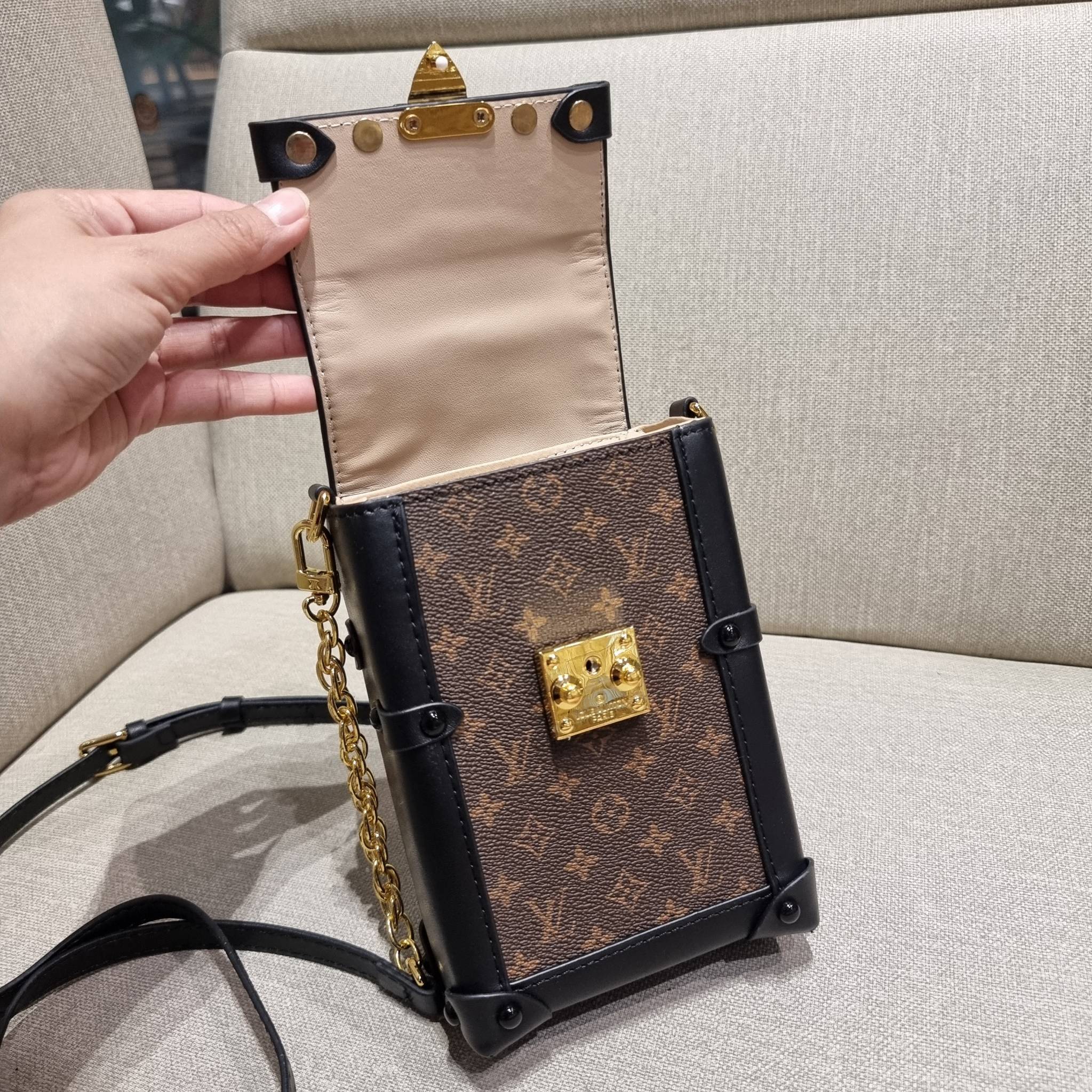 VIP 🥂 LV VERTICAL TRUNK POCHETTE ฮิตไอเท็มที่ใครๆก็อยากครอบครอง กระเป๋าทรงทรังค์ ยูนิเซ็กส์ที่ใช้ได้ทั้งชายและหญิง ด้วยดีไซน์คลาสสิคแฝงดีเทลความเป็นผู้ดี ทำให้ใบนี้ดูโดดเด่นและเป็นเอกลักษณ์ วัสดุหนังแคนวาสสลับหนังแท้ เปิด-ปิดด้วยอะไหล่แบบกดล็อค แน