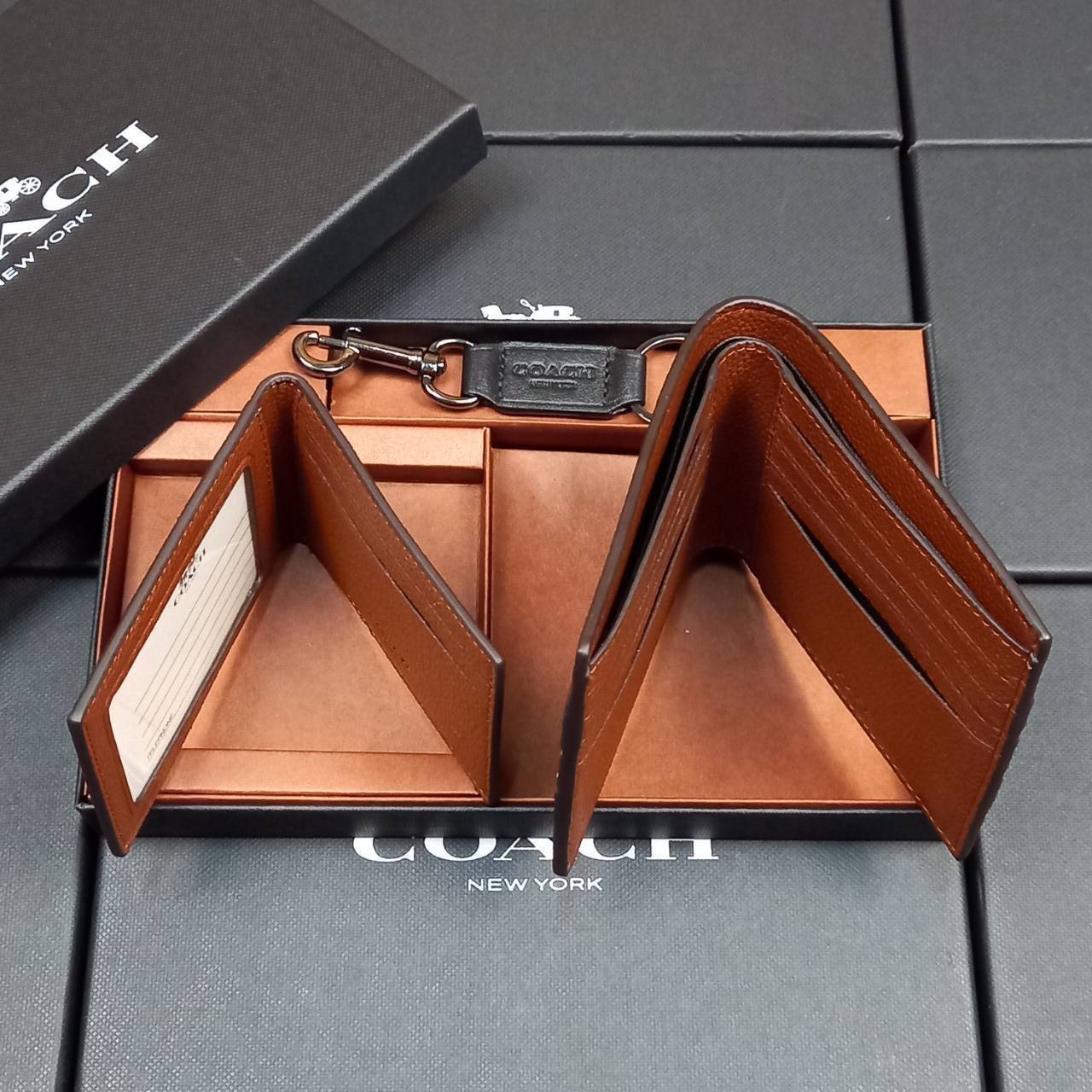 COACH 3-IN-1 WALLET WITH VARSITY STRIPE WITH KEY FOB LIMITED BOX (COACH F24649)🍁กระเป๋าสตางค์ มี ID ใบลูก สำหรับใส่บัตรแยก มีพวงกุญแจ ใช้แล้วดูหล่อสุดๆ🔸️**จะใช้เอง หรือเป็นของขวัญให้คนสำคัญ ก็ตอบโจทย์มากๆ **รับประกันว่า หยิบใช้แบบวางไม่ลงก