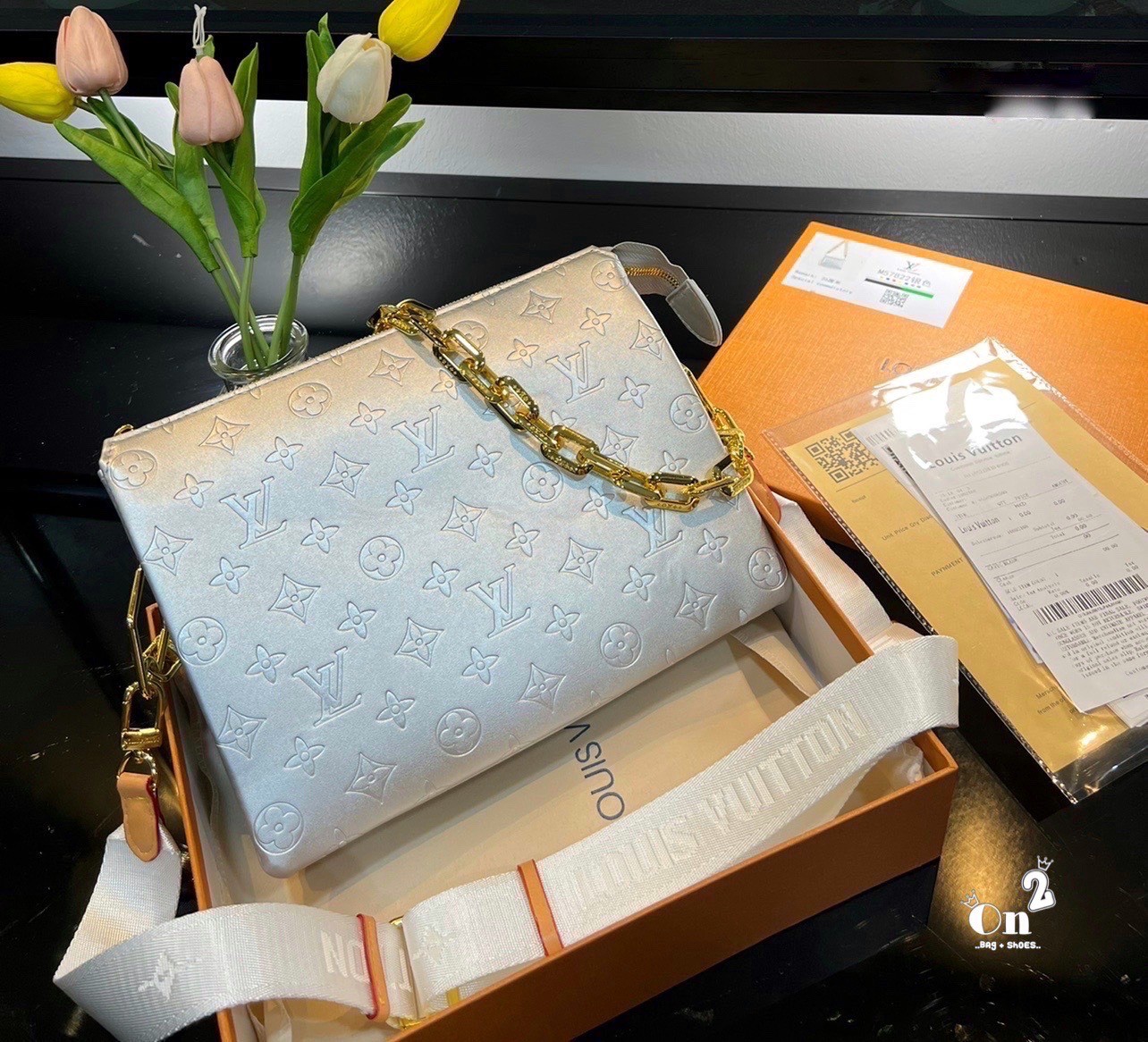 LV HANDLE POUCH MONOGRAM / LV Coussin PM Bag กระเป๋าสะพายกึ่งคลัชท์ สุดล้ำ มาแรงมาก ด้วยความสวยปังตั้งแต่แรกเห็น วัสดุหนังแกะสังเคราะห์ปั๊มลายสวยคม มาพร้อมสาย 2 เส้น เลิศๆ มีสายโซ่ที่มีดีเทลละเอียดไม่ซ้ำ และสายสปอร์ตครอสบอดี้ ที่จะคล้องไว้ทั้งสองเส้นก็ดีง