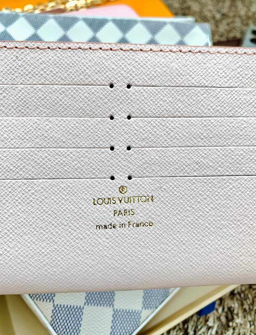 VIP 🥂 อัพลุคให้ตัวเองดูดีกับกระเป๋าทรงคลัท//สะพายครอสบอดี้ร์แถมเป็นรุ่นที่ใช้ได้ตลอดทั้งวันด้วยนะคะ Louis Vuitton Monogram Casual Style Calfskin / LV Monogram Casual กระเป๋าทรงคลัทแบบฝาปิด หนังแท้ ลายสวยมากๆค่ะ