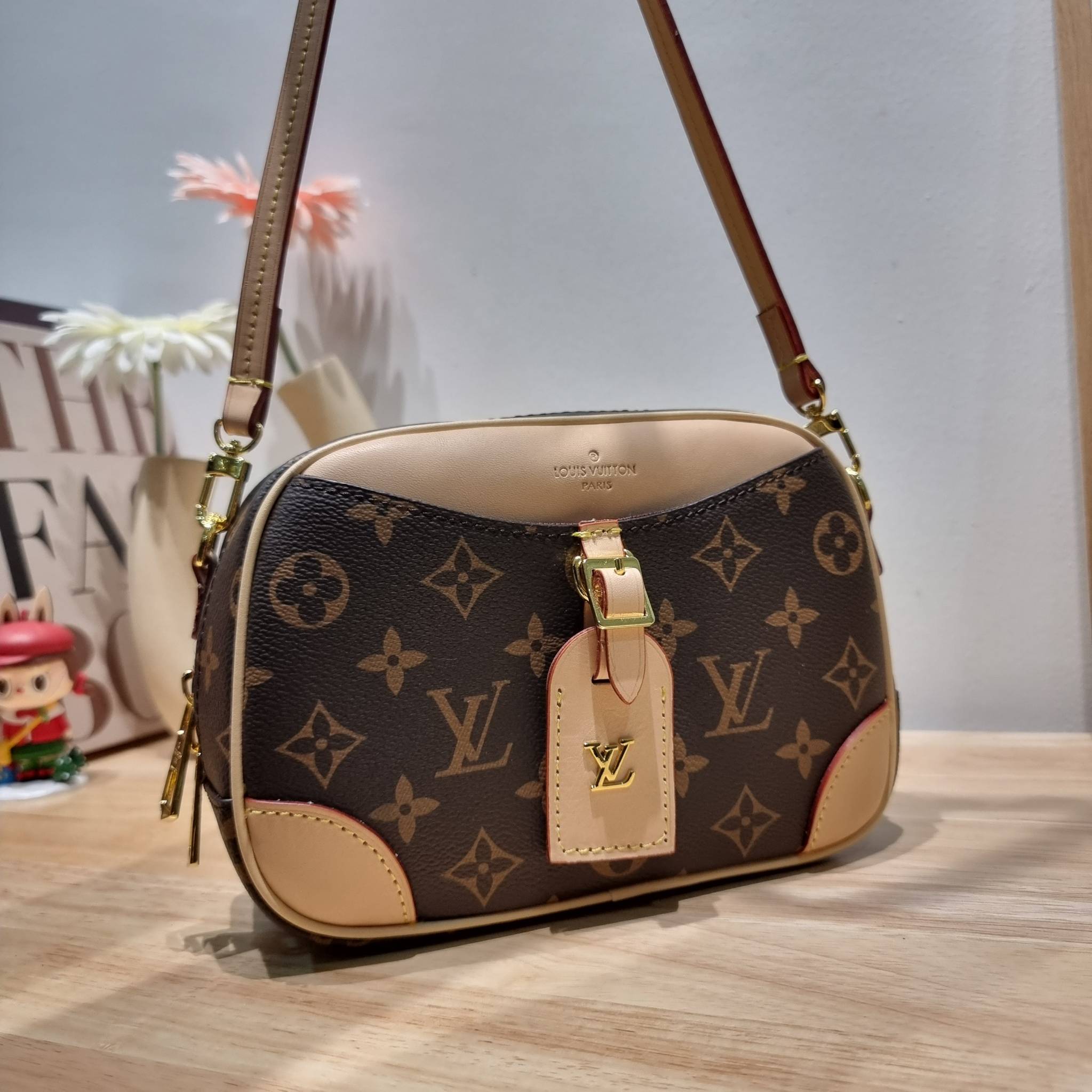 LV Deauville Mini Monogram Canvas bag เดอะเบสท์เซลเลอร์ ที่ใครก็ตามหา กับกระเป๋าสะพายทรงกล่อง ไซส์เล็กกะทัดรัด พกพาสะดวก รูปทรงสวยหรู วัสดุหนังแคนวาสสลับหนัง