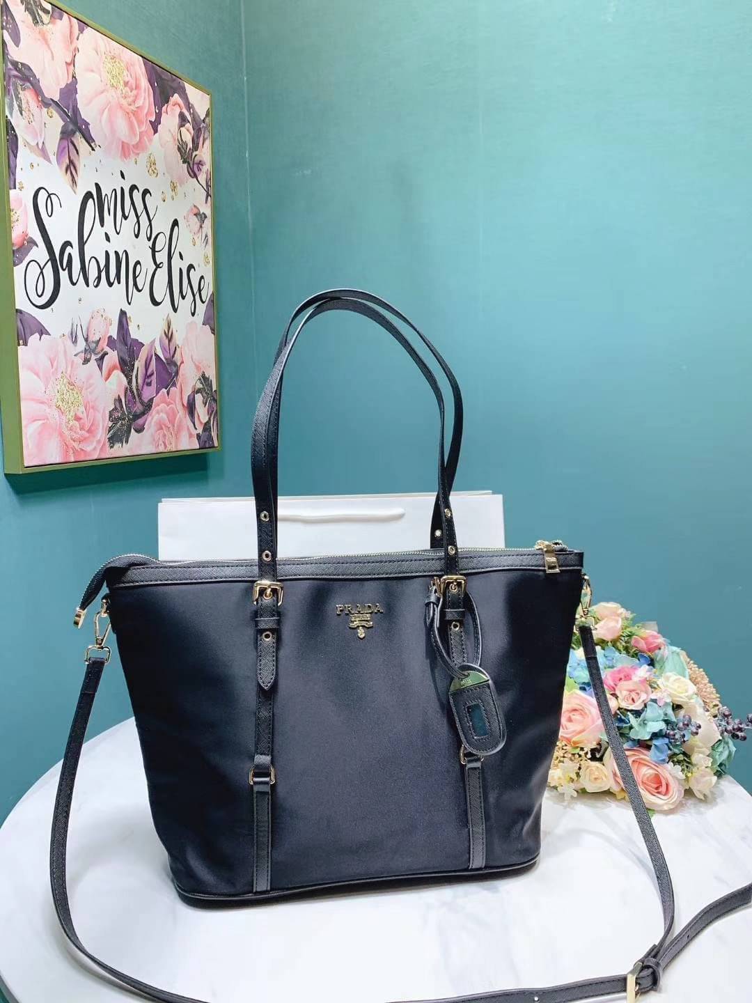 Best Price! & Hot item! สุดคุ้ม 👏👏 งานใบใหญ่ **ใส่ของจุใจ จากงานพรีเมี่ยมกิ้ฟ จากเคาเตอร์ต่างประเทศคะ แบรนด์ PRADA เป็น กระเป๋าผ้าไนล่อน ตามแบบฉบับของแบรนด์เลย หลงรักเลยคะ สะพายไหล่ได้ ถือก็สวยๆ ใช้แล้วสวยมากๆ ใส่ของได้เยอะเว่อร์ คุ้มราคา 