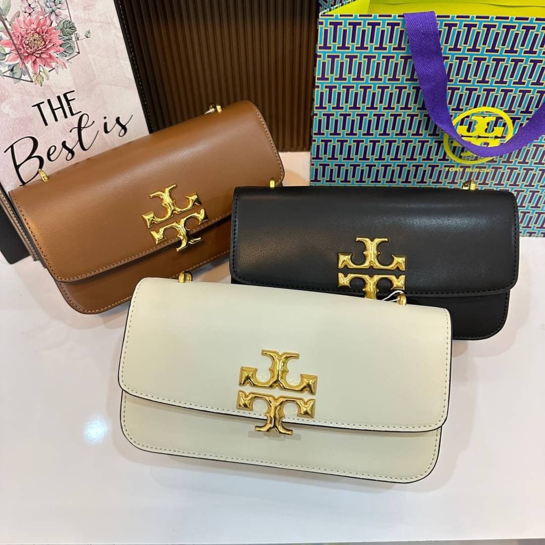 TORY BURCH ELEANOR SMALL LONG CONVERTIBLE SHOULDER กระเป๋าสะพายทรงยาว E/W Eleanor Convertible สูดหรู ดูแพง หนังแท้ เรียบสวยหรู โดดเด่นด้วยป้ายโลโก้สีทอง ลาย Double T อันเป็นเอกลักษณ์ ภายในช่องโล่งกว้างสามารถใส่โทรศัพท์ได้ทุกรุ่น สามารถใส่กระเป๋าสตางค์ใบยา