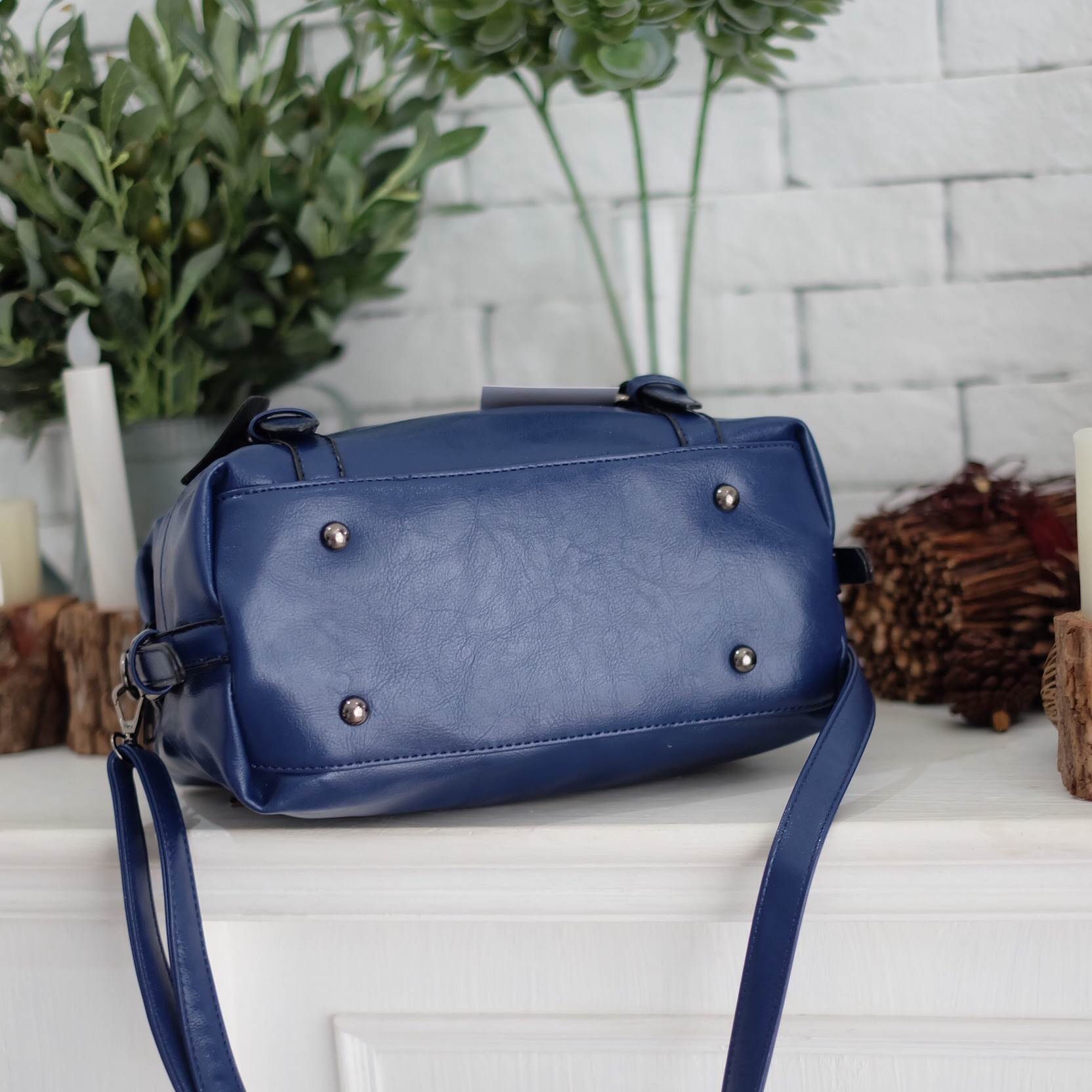 ทรงสวยมาก ห้ามพลาดเลยค๊า รุ่นใหม่จาก แบรนด์ PARFOIS หนังสวย ขนาดกะลังดี ด้านข้างเก็บทรงทำให้กระเป๋าดีไซด์ ไม่ซ้ำใคร แถมภายในมีช่องเก็บของหลายช่องแยกเก็บได้หลายช่อง แนะนำเลยคะใบนี้ ดีงามแน่นอน ขนาด 21x 22x 12 cm. สายยาว 60 ปรับได้ free size คะ