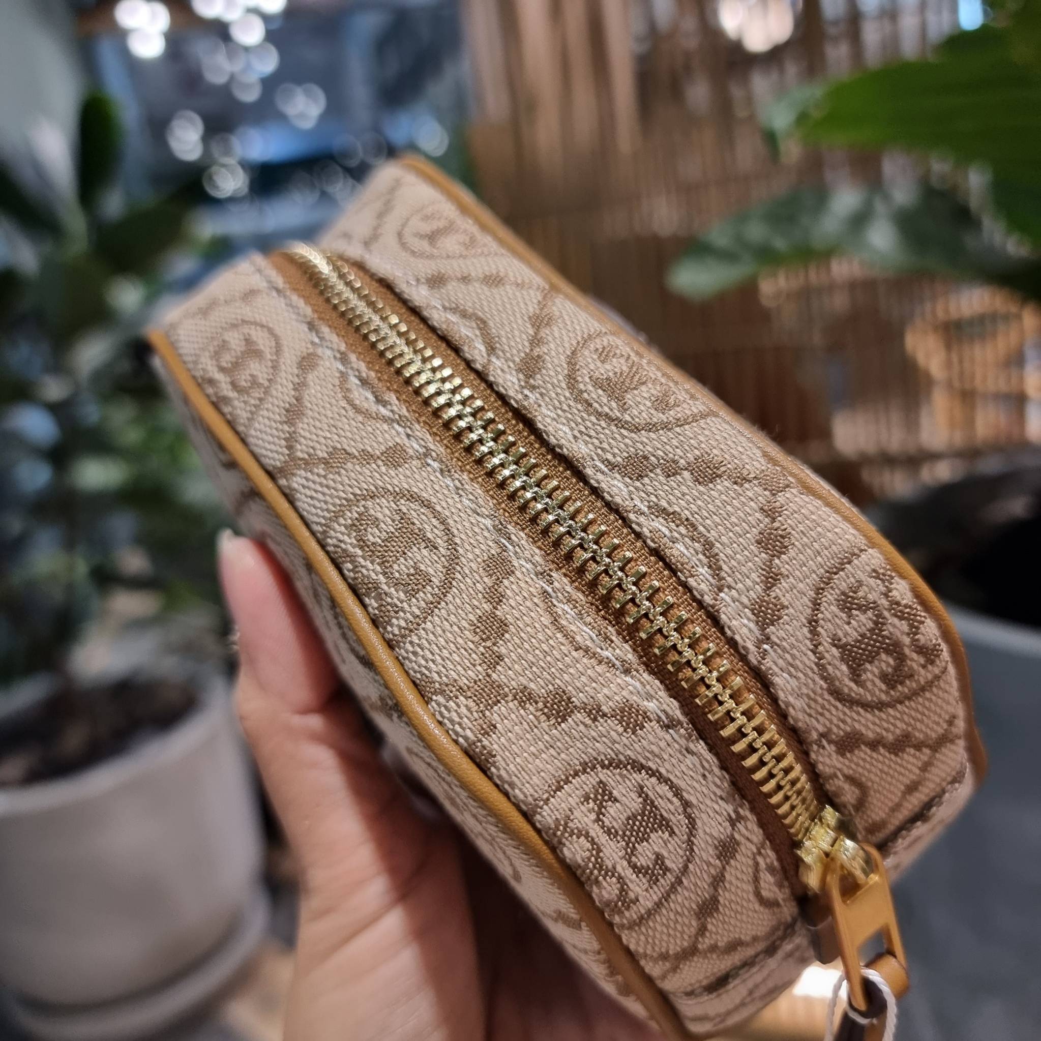 TORY BURCH T MONOGRAM JACQUARD MINI COSMETIC CASE ใหม่ล่าสุด กับกระเป๋าเอนกประสงค์ ที่ไม่ว่าจะไว้ใส่เครื่องสำอางค์ หรือจะไว้พกจำเป็นเช่น เงิน หรือกุญแจต่างๆ น้องใบนี้จัดให้ได้หมด สวยหรู ขนาดเหมาะมือ ถือแล้วขับผิว วัสดุผ้า jacquard รูดเปิด-ปิดด้วยซิป ภายใน