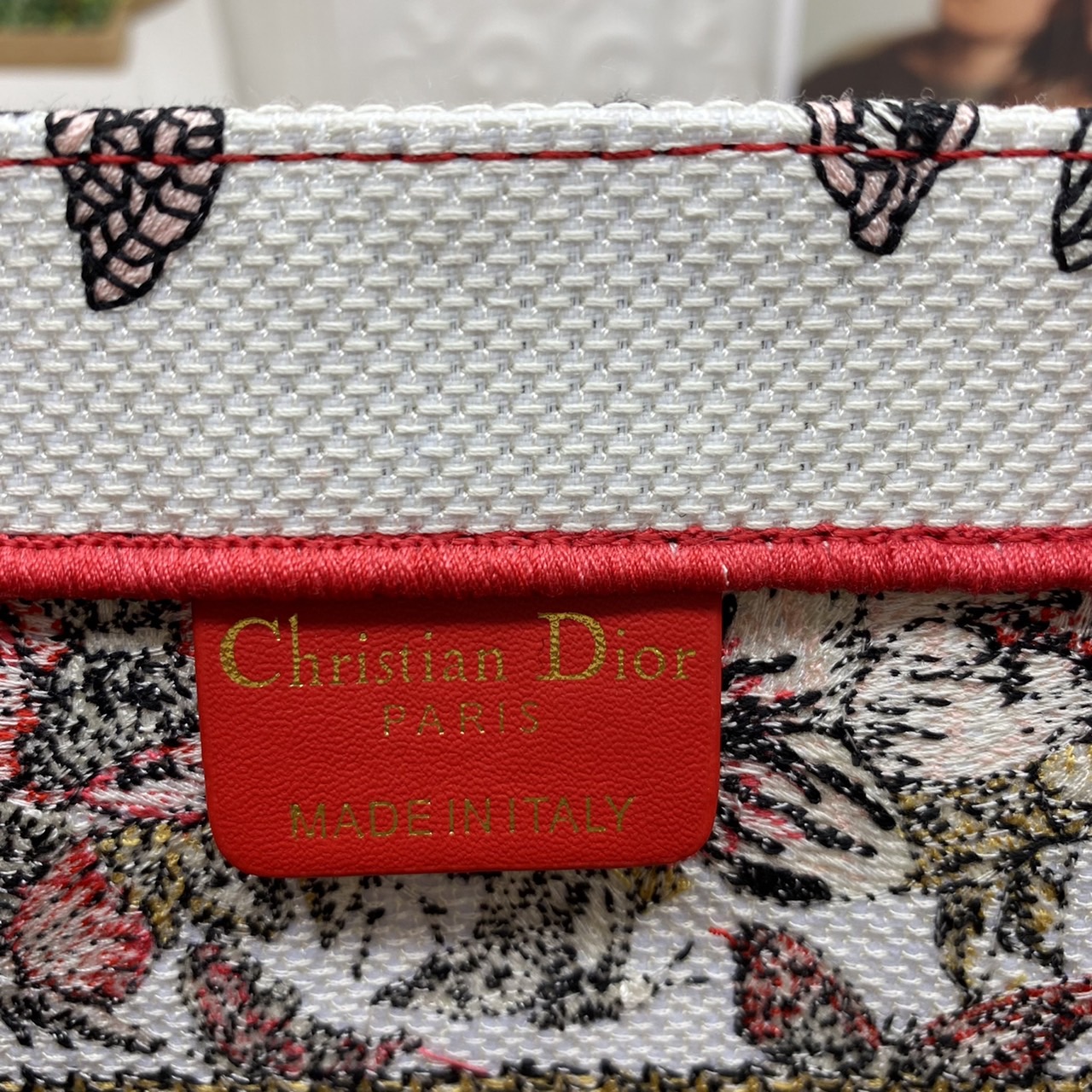 CHRISTIAN MEDIUM DIOR BOOK TOTE เอกลักษณ์ของความหรู เป็นทางช็อปปิ้งBag ที่ต้องมี ภายในโล่งกว้างมาก ใส่ของแบบแน่นๆ จุๆไปได้เลย น้ำหนักเบาสบาย งานออริปักขึ้นรูปสวยมาก มี code stamp พร้อมส่งที่ไทย ภาพสินค้าถ่ายจากงานขายจริง ใช้งานต่างประเทศได้ค่ะ