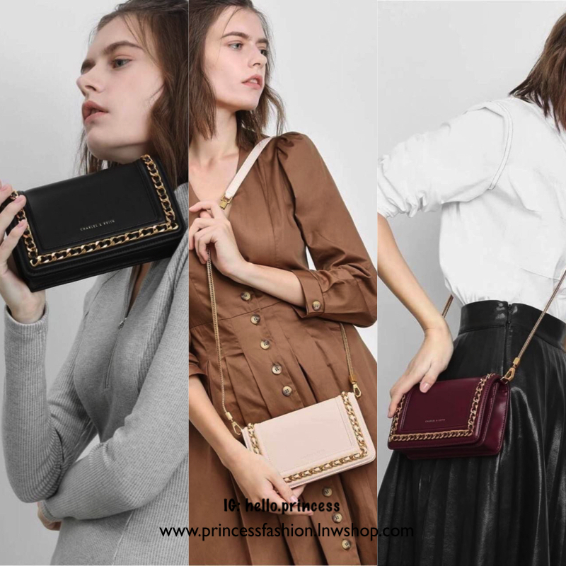 New Collection 2019! CHARLES & KEITH CHAIN RIMMED CLUTCH กระเป๋าสะพายคอลเลคชั่นใหม่ แต่งโซ่รอบกระเป๋าสีทองสวยหรูมากๆ ด้านหน้าปั๊มโลโก้แบรนด์ เปิดปิดด้วยกระดุมแม่เหล็ก ด้านในมีช่องด้านหน้า ช่องใหญ่และช่องซิป 1 ช่อง สามารถใส่โทรศัพท์ iPhone plus ได้ค่า และย