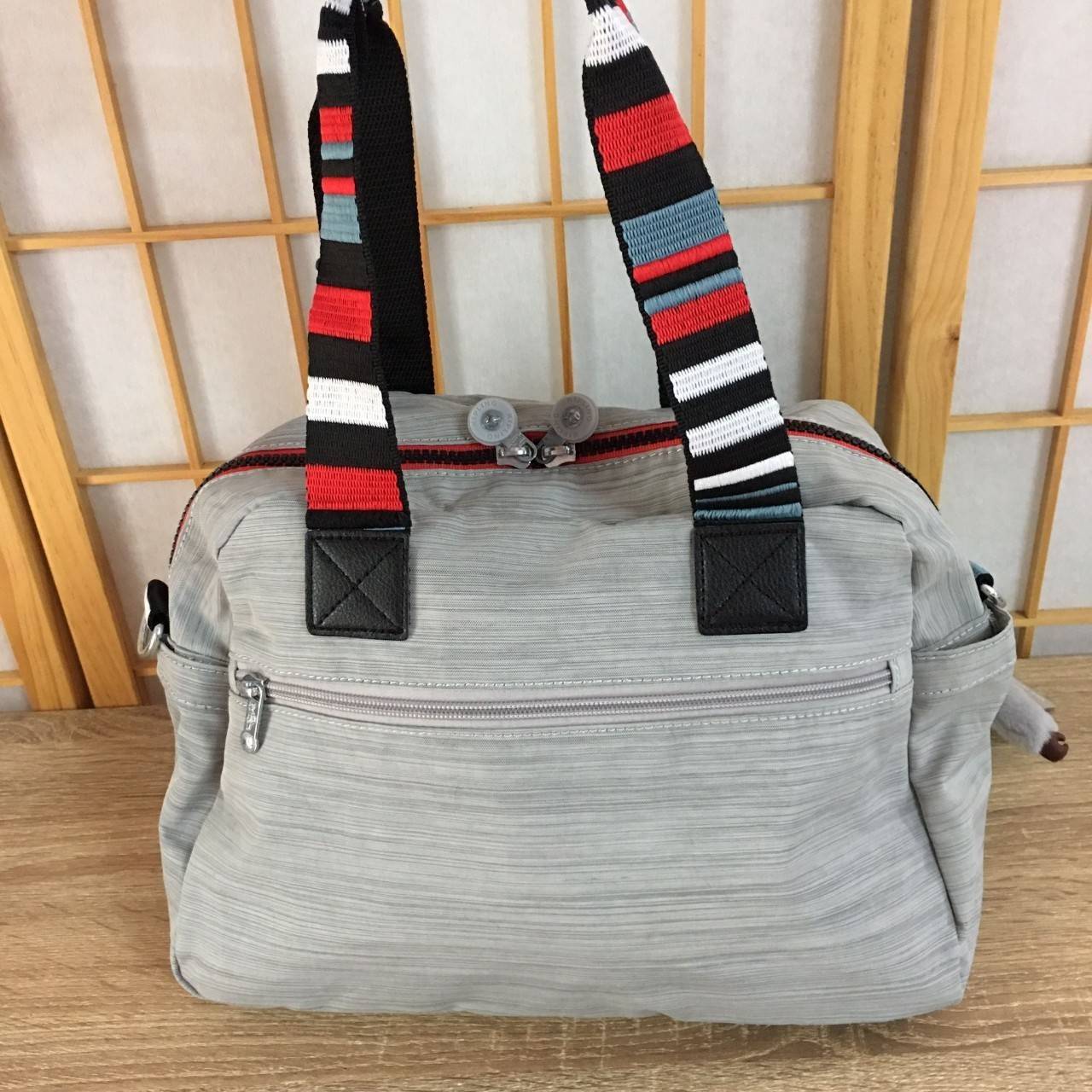 Kipling K13636 Defea Handbag ใช้สำหรับถือ/สะพายข้างได้ค่ะ สายถอดออกได้ ด้านหน้ามี 2 ช่องซิปและยังช่องซิปเชียงและช่องอื่นอีก ด้านหลังมีอีก 1 ช่องซิปยาวค่ะ ปากกระเป๋าหลักด้านบนปิด 2 ซิป ก้นมีฟองน้ำกันกระแทก มีช่องซิปอีก 1 ช่อง ช่องเล็กอีกตามรูป ใช้ได้ทุกโอก