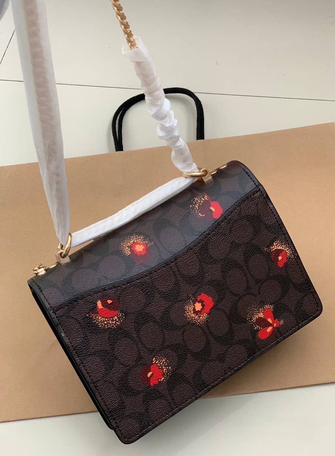 OUTLET 】COACH KLARE CROSSBODY IN SIGNATURE CANVAS WITH POP FLORAL PRINT ((C5797)) สวยมากๆ อยากให้ได้ไปจริงๆจ้าา พร้อมส่งที่ไทย สวยมากๆค่ะ 🌺 ✔️กระเป๋าสะพายแบบครอสบอดี้ร์ หนังแท้สวย ✔️พร้อมป้ายห้อยโลหะแบรนด์หรู 🌺จุดเด่นของรุ่นค
