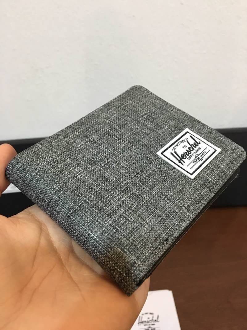 กระเป๋าสตางค์ Herschel Roy Wallet การออกแบบก็เน้นใช้งานพกสะดวกกระเป๋าสตางค์ใบไม่ใหญ่ขนาดมาตราฐาน ช่องใส่บัตร 5 ช่อง ป้ายโลโก้ Herschel แบบป้ายทอคลาสสิค ขนาดกำลังดีเหมาะมือ ถ้าซื้อให้เป็นของขวัญบอกเลยว่าถูกใจแน่นอนค่ะ