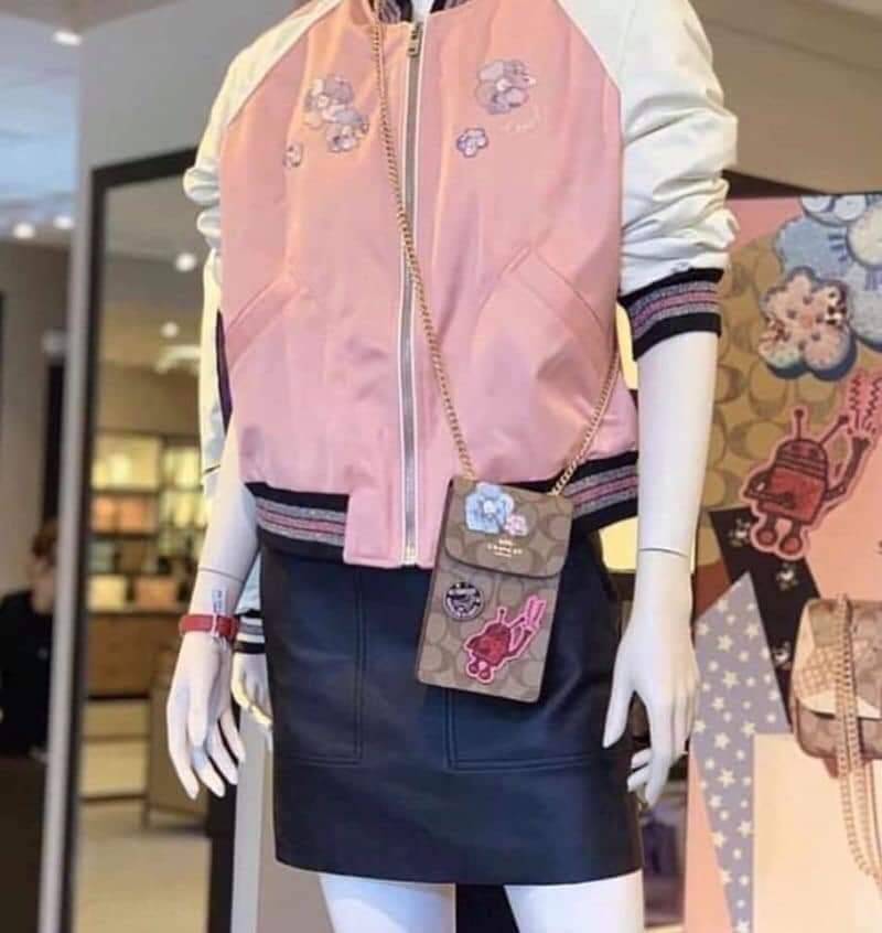 COACH NORTH/SOUTH PHONE CROSSBODY IN SIGNATURE CANVAS F55636 F39955 สุดคลาสสิคกับกระเป๋าสะพายเอนกประสงค์ Case phone ใส่โทรศัพท์มือถือได้ทุกรุ่น ดีไซน์ลายเอกลักษณ์ วัสดุหนังแคนวาสเคลือบลาย ฝาและภายในเป็นหนังสังเคราะห์เรียบ เปิด-ปิดด้วยกระดุม สายสะพายยาวประ