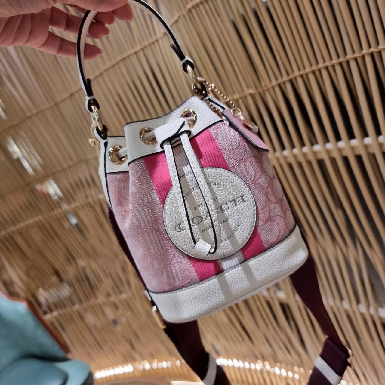 COACH C5121 DEMPSEY 15 DRAWSTRING MINI BUCKET BAG น้องคนสวยมาใหม่จ้า รุ่นใหม่กริ๊บ!! ยังไม่เข้าช็อปไทย ละมุนคุณหนูต้องมาแล้วแหละ กระเป๋าทรงถังไซส์มินิ ใช้งานง่ายด้วยการรูดหนังปิดรอบปากกระเป๋า ทุกอย่างลงตัวที่สุด!! มาพร้อมตัวห้อยรูปหัวใจสีทองกุ๊กกิ๊ก น่ารั