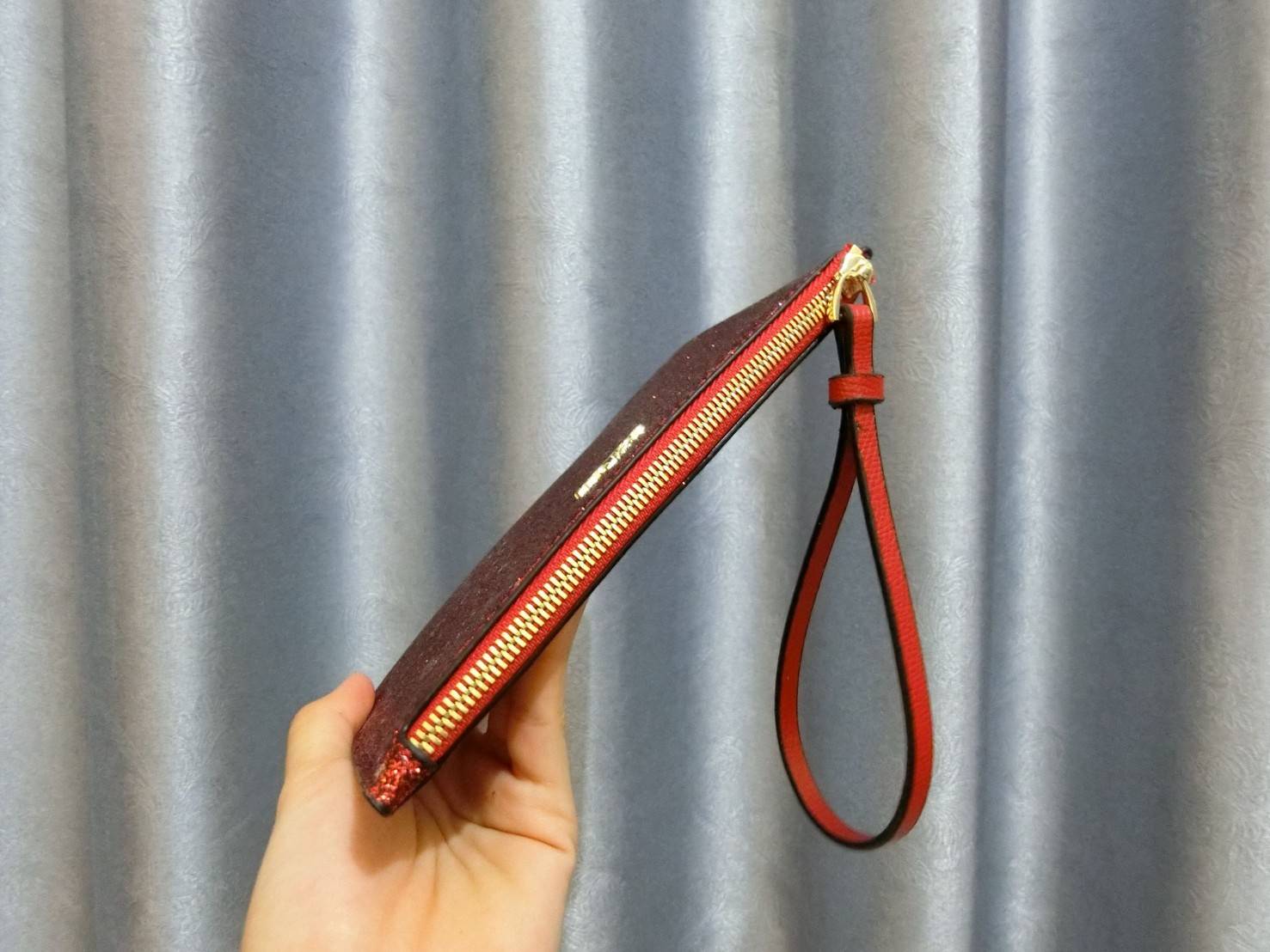 Coach Star Glitter Corner Zip Wristlet / FACTORY HK กระเป๋าคล้องมือทรงคลัช ตัวกระเป๋าตกแต่งกริ๊ตเตอร์ ด้านหน้าติดอะไหล่แบรนด์ สวยหรู เปิดปิดด้วยซิป ด้านในบุผ้ากำหยี่สามารถใส่โทรศัพท์มือถือได้ทุกรุ่น มาพร้อมสายคล้องมือ 1เส้น MUST HAVE!!