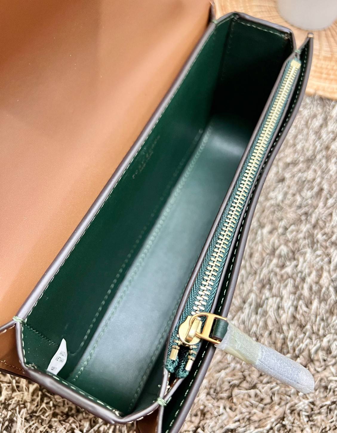 TORY BURCH ELEANOR CONVERTIBLE SHOULDER BAG ((89644)) รุ่นใหม่ สวยตามคนดังเซเลบกันเลยค่า! พร้อมส่ง ห้ามพลาดก่อนหมด ต้องมีติดตัวสักใบค่า กระเป๋าหิ้ว//คล้องไหล่ หรือสะพายข้างได้ หนังแท้เรียบ ผิวลื่น หรูมากๆสำหรับรุ่นนี้ เปิด-ปิดกระเป๋าแบบแม่เหล็กโลโก้แบรนด์