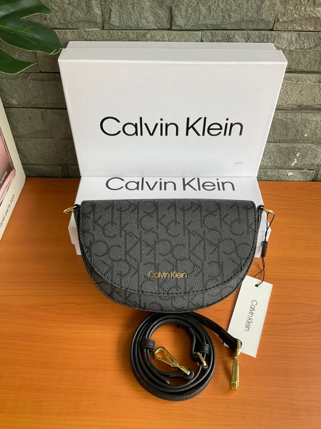 ของแท้ 💯% Calvin Klein Monogram Crossbody Bag กระเป๋าสะพายทรงครอสบอดี้ กระเป๋าคลัทช์ ทรงครึ่งวงกลม ขนาดน่ารัก ลายโมโนแกรมรอบใบ