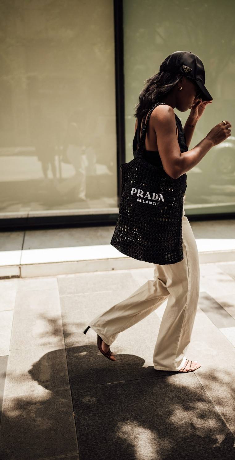 PRADA RAFFIA TOTE BAG สวยไม่ซ้ำใคร สไตล์บีช เหมาะมากกับการสะพายไปเที่ยวทะเล หรือจะใช้ในวันสบายๆก็ตอบโจทย์ กับกระเป๋าสะพายสานใบใหญ่ ตัวกระเป๋าเป็นวัสดุสังเคราห์จากธรรมชาติ