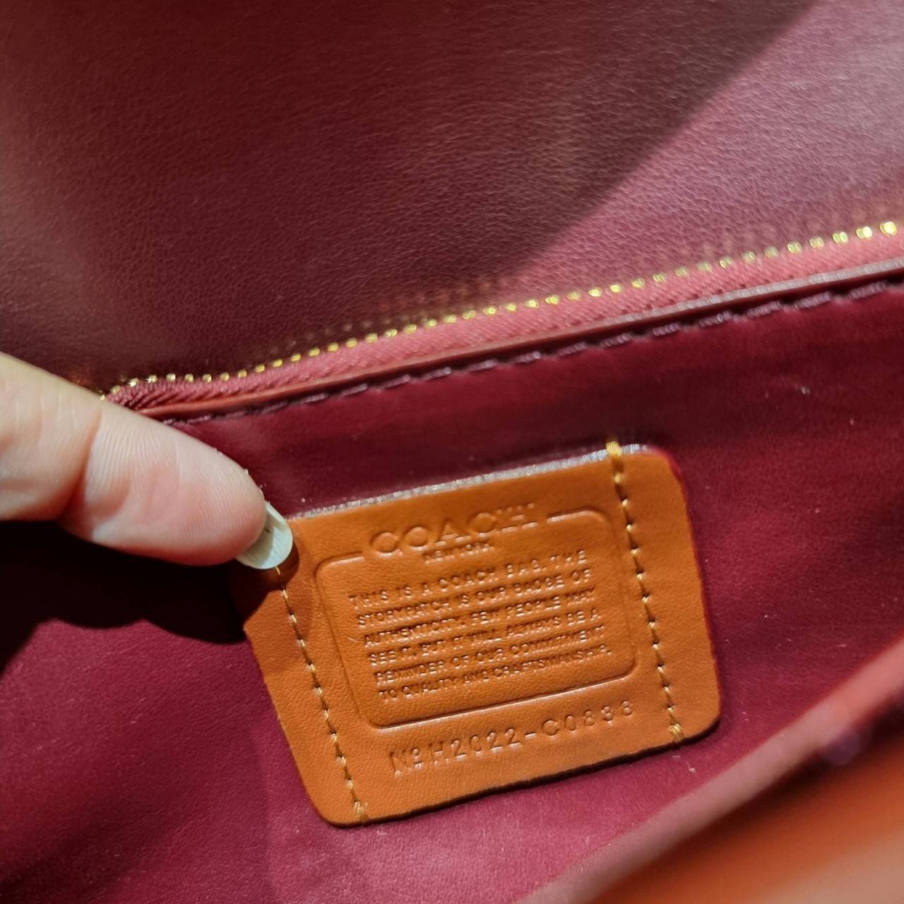 COACH C0838 ASTER CROSSBODY IN SIGNATURE CANVAS คอลเลคชั่นใหม่ล่าสุด กระเป๋าสะพายสวยอยู่ทรง ดีไซน์ไม่ซ้ำใคร จะสายคุณหนู สายถ่ายรูป ได้ใบนี้ไปยังไงก็ปังเว่อร์!! วัสดุหนังแคนวาสเคลือบลายสลับหนังแท้ เปิด-ปิดด้วยตัวบิดล็อค ชั้นในมีฝากระดุมปิดช่องย่อยอีกช่อง แ