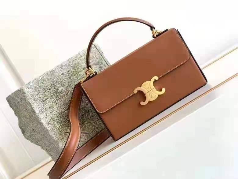 Celine Triomphe shoulder handbag Bag / Celine box triomphe in Natural Calfskin Tan กระเป๋าสะพายเรียบหรูและดูทันสมัยใบนี้ออกมา ให้คุณเลือกสะพายในชีวิตประจำวันเข้ากับการแต่งตัวสบาย ๆ หรือถอดสายถืงออกงานปาร์ตี้สังสรรค์ ก็ช่วยให้คุณดูโดดเด่นได้เช่นกัน นอกจากน