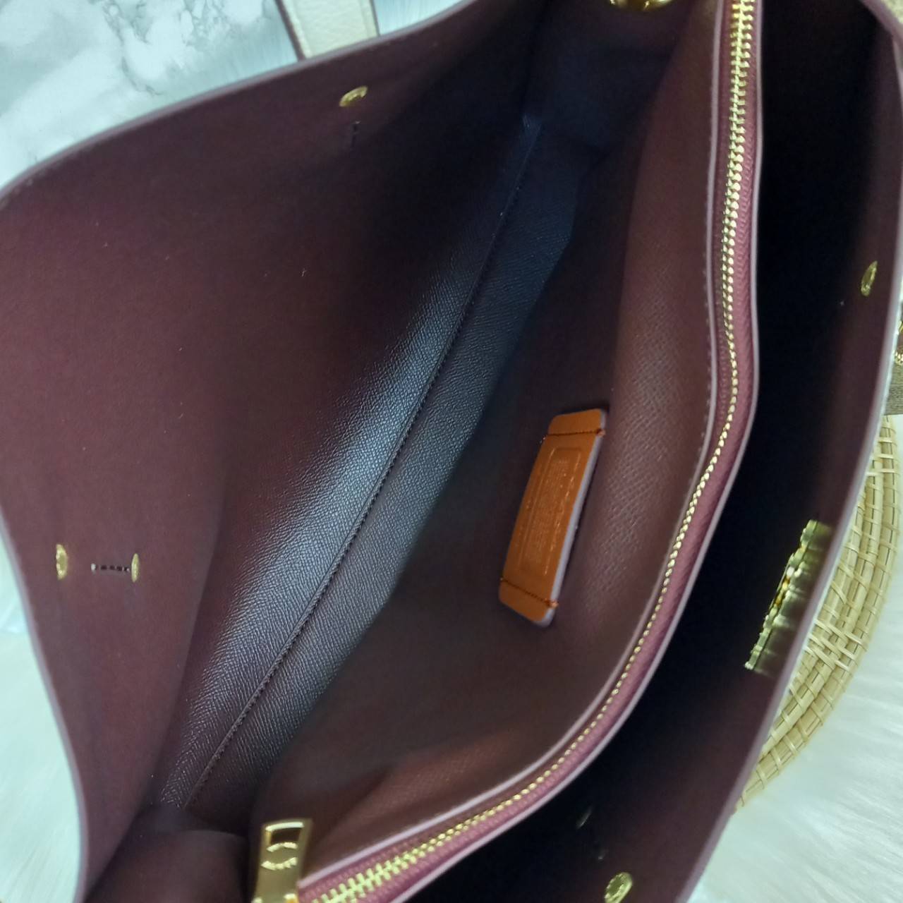 COACH CHARLIE CARRYALL IN SIGNATURE CANVAS (31210) ðšāđāļĢāļĩāļĒāļāļŦāļĢāļđ āļāļĨāļēāļŠāļŠāļīāļ//āļāļĢāļ°āđāļāđāļēāļāļ·āļ āļāļĢāļ°āđāļāđāļēāļŠāļ°āļāļēāļĒ āļāļĢāļ TOTE āļŠāļļāļāļŦāļĢāļđāļŦāļĢāļē āļāļĩāđāļāļāđāđāļāđ āđāļĄāđāļāļģāđāļ// āļ§āļąāļŠāļāļļāđāļāļāļ§āļēāļŠ āļāļŠāļĄāļŦāļāļąāļāđāļāđāļāļļāļāļ āļēāļāđāļĒāļĩāđāļĒāļĄ āļĢāļđāļāļāļĢāļāđāļāļāđāļāđāļ āļĨāļēāļĒ SIGNATURE āļŠāļ§āļĒāļĄāļēāļ// āļāđāļēāļāđāļāļĄāļĩ 2 āļāđāļāļāđāļĨāđāļāļāļ§āđāļēāļ āđāļĨāļ°āļāļĩāļ 1 āļāđāļāļāļāļīāļāļ