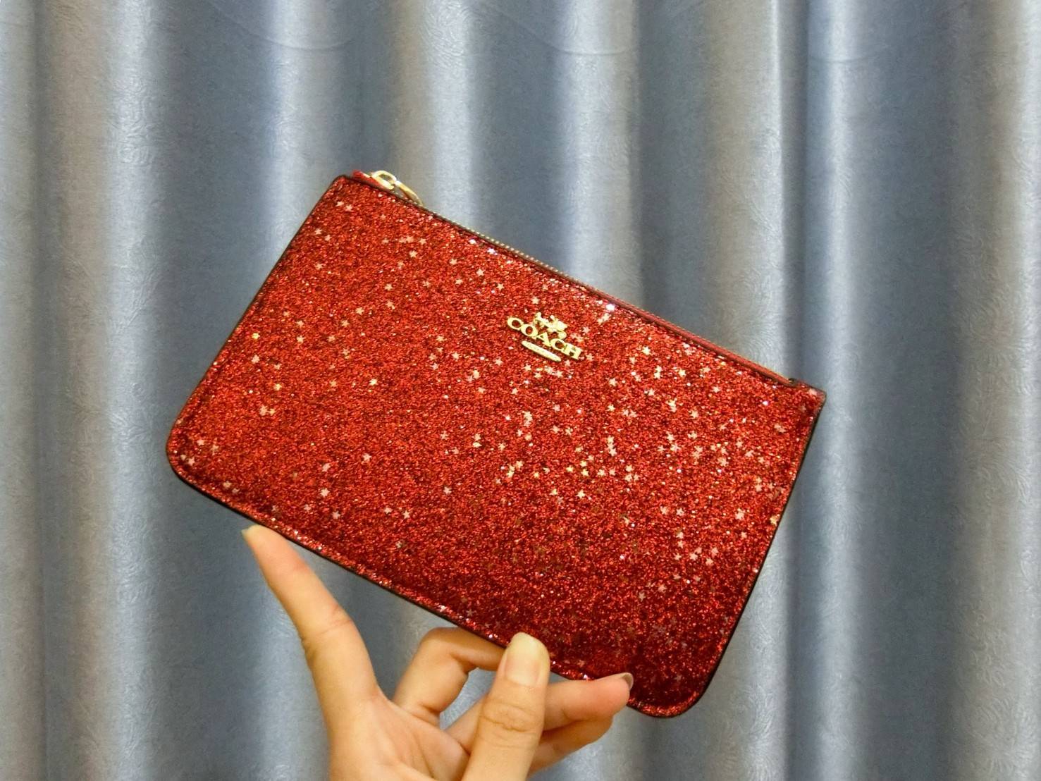 Coach Star Glitter Corner Zip Wristlet / FACTORY HK กระเป๋าคล้องมือทรงคลัช ตัวกระเป๋าตกแต่งกริ๊ตเตอร์ ด้านหน้าติดอะไหล่แบรนด์ สวยหรู เปิดปิดด้วยซิป ด้านในบุผ้ากำหยี่สามารถใส่โทรศัพท์มือถือได้ทุกรุ่น มาพร้อมสายคล้องมือ 1เส้น MUST HAVE!!