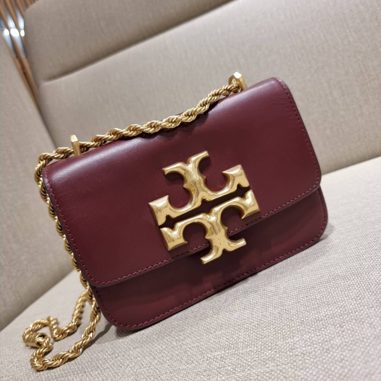 TORY BURCH ELEANOR SMALL CONVERTIBLE SHOULDER BAG ฮอตไอเท็ม รุ่นนี้ขายดีขายหมด คัมแบค!! สวยหรู คุณหนู ผู้ดี!! หายากมากที่สุด!! กระเป๋าสะพายข้าง ดีไซน์อยู่ทรง ขนาดกำลังสะดวกใช้สำหรับสาว วัสดุหนังแท้เต็มใบ สีทูโทน เปิด-ปิดด้วยแถบแม่เหล็ก ภายในแบ่งสัดส่วนได้