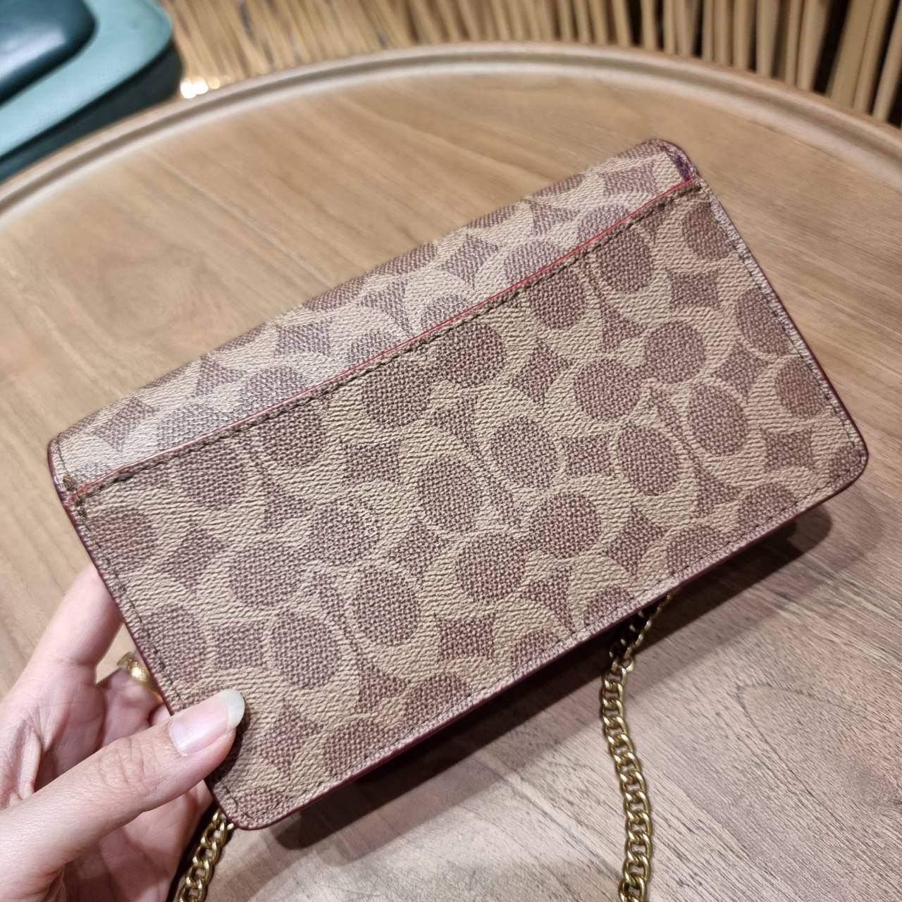 COACH C0838 ASTER CROSSBODY IN SIGNATURE CANVAS คอลเลคชั่นใหม่ล่าสุด กระเป๋าสะพายสวยอยู่ทรง ดีไซน์ไม่ซ้ำใคร จะสายคุณหนู สายถ่ายรูป ได้ใบนี้ไปยังไงก็ปังเว่อร์!! วัสดุหนังแคนวาสเคลือบลายสลับหนังแท้ เปิด-ปิดด้วยตัวบิดล็อค ชั้นในมีฝากระดุมปิดช่องย่อยอีกช่อง แ