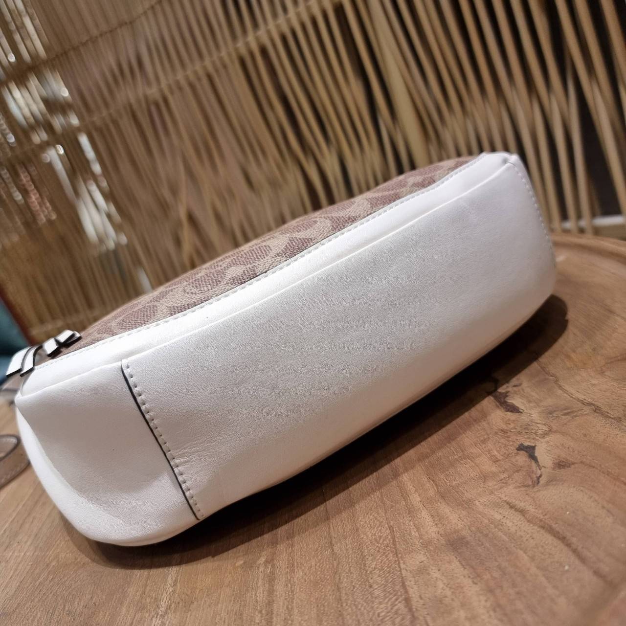 COACH 52577 SUTTON CROSSBODY IN SIGNATURE CANVAS กระเป๋าสะพายไหล่ สวยคลาสสิค สไตล์วินเทจ ใบใหญ่จุใจ วัสดุหนังแคนวาสเคลือบลาย สายคล้องไหล่ในตัว ภายในโล่งกว้าง จุของได้เยอะแน่นๆ มาพร้อมสายสะพาย crossbody ที่จะถอดออก หรือจะสะพายก็เก๋ สวยโดดเด่นแน่นอน พร้อมเส