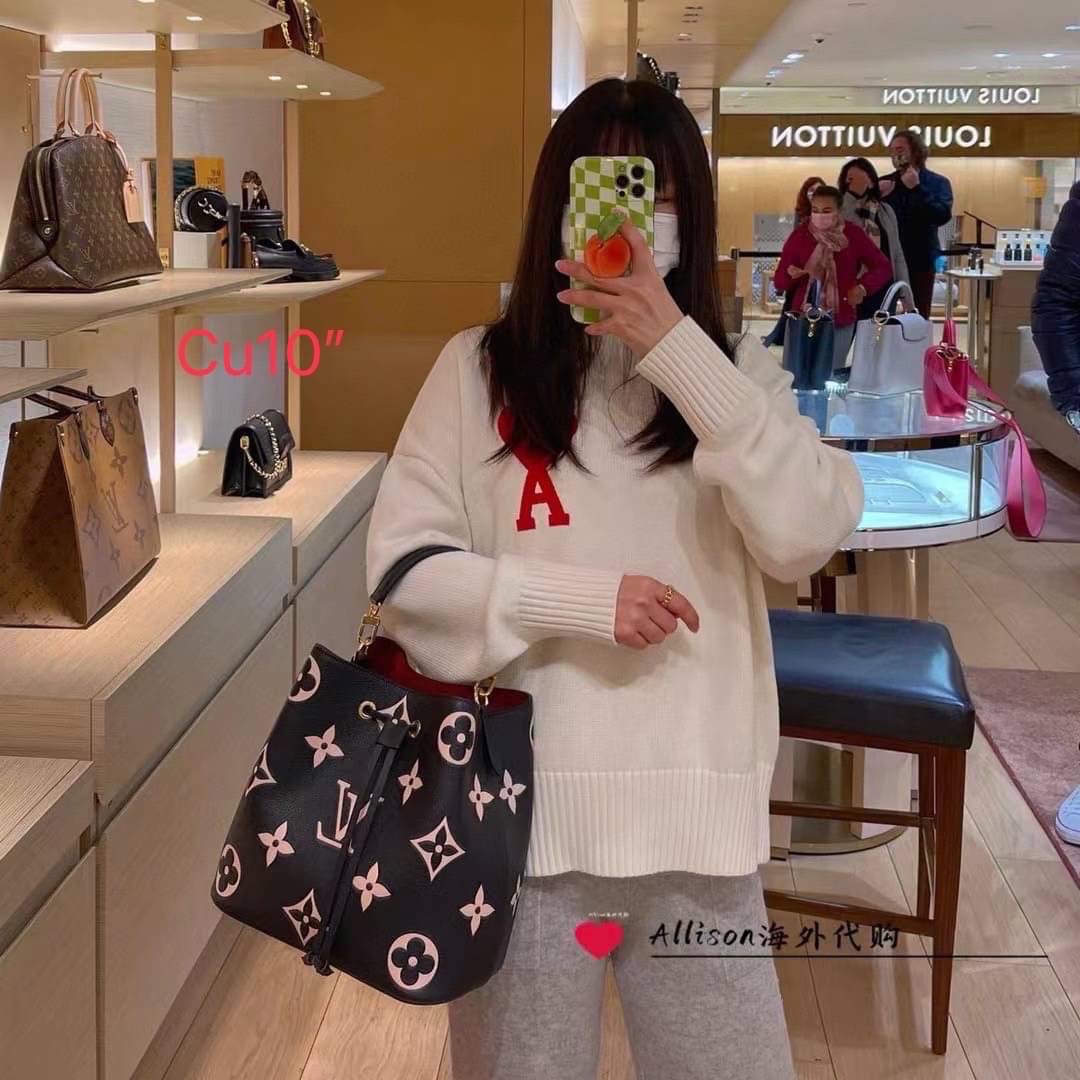 LV Neonoe MM Monogram Flowers / LV Bucket Bag กระเป๋าสะพายทรงบัคเก็ตใบใหญ่ โดดเด่นด้วยการตกแต่งลายพิมพ์ รูดเปิด-ปิดปากกระเป๋าด้วยเส้นหนัง สายสะพายมีให้ถึง 2 แบบ สายคล้องแขน และสายยาวที่สามารถปรับสะพายไหล่หรือสะพายข้างก็ได้ ภายในแบ่งสัดส่วนไว้สวย จุของได้ค