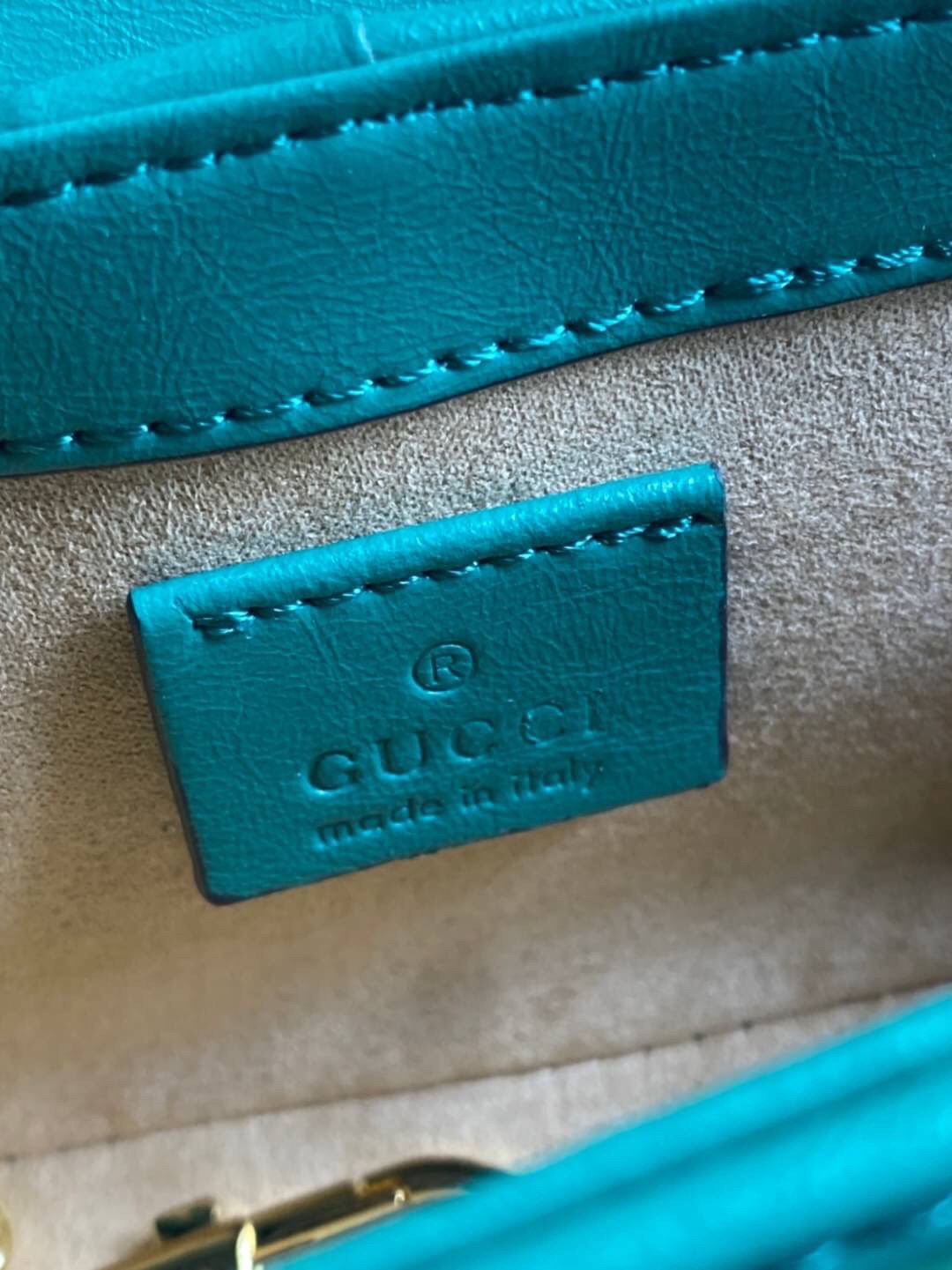 หนังแท้ VIP GIFT 】GUCCI GG Marmont super bag [mini & small] กระเป๋าสะพายข้าง โทนสีสดใสเล่นสีทูโทนตัดกันอย่างลงตัว เฟี๊ยดมากค่ะ ไซส์กะทัดรัด พกพาง่าย น้ำหนักเบา ดีไซน์สวย ภายในโล่งกว้าง มาพร้อมสายสะพายโซ่อะไหล่ทองในตัว ปรับใช้ได้ทั้งแบบสะพายเดี่ยว และสะพาย