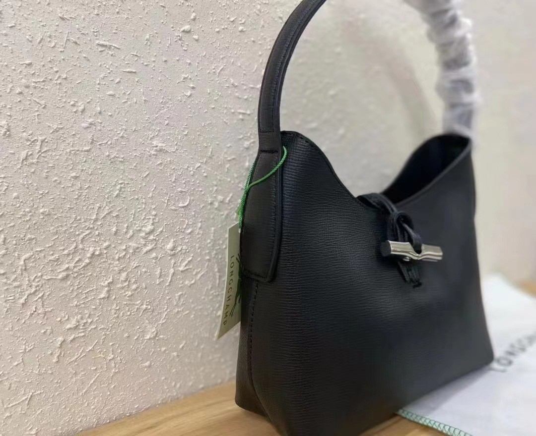 LONGCHAMP ROSEAU Hobo bag กระเป๋าสะพายไหล่ขนาดเล็ก วัสดุหนังวัว อะไหล่เงิน เป็นการผสมผสานสไตล์ที่เรียบง่าย Roseau อันเป็นสัญลักษณ์ใหม่ทั้งหมด เรียบง่าย สะดวกใช้ ประดับด้วยเข็มกลัดไม้ไผ่อันเป็นสัญลักษณ์ของแบรนด์ เรียบหรู แต่ดูดี ในแบบฉบับของ Longchamp ห้าม